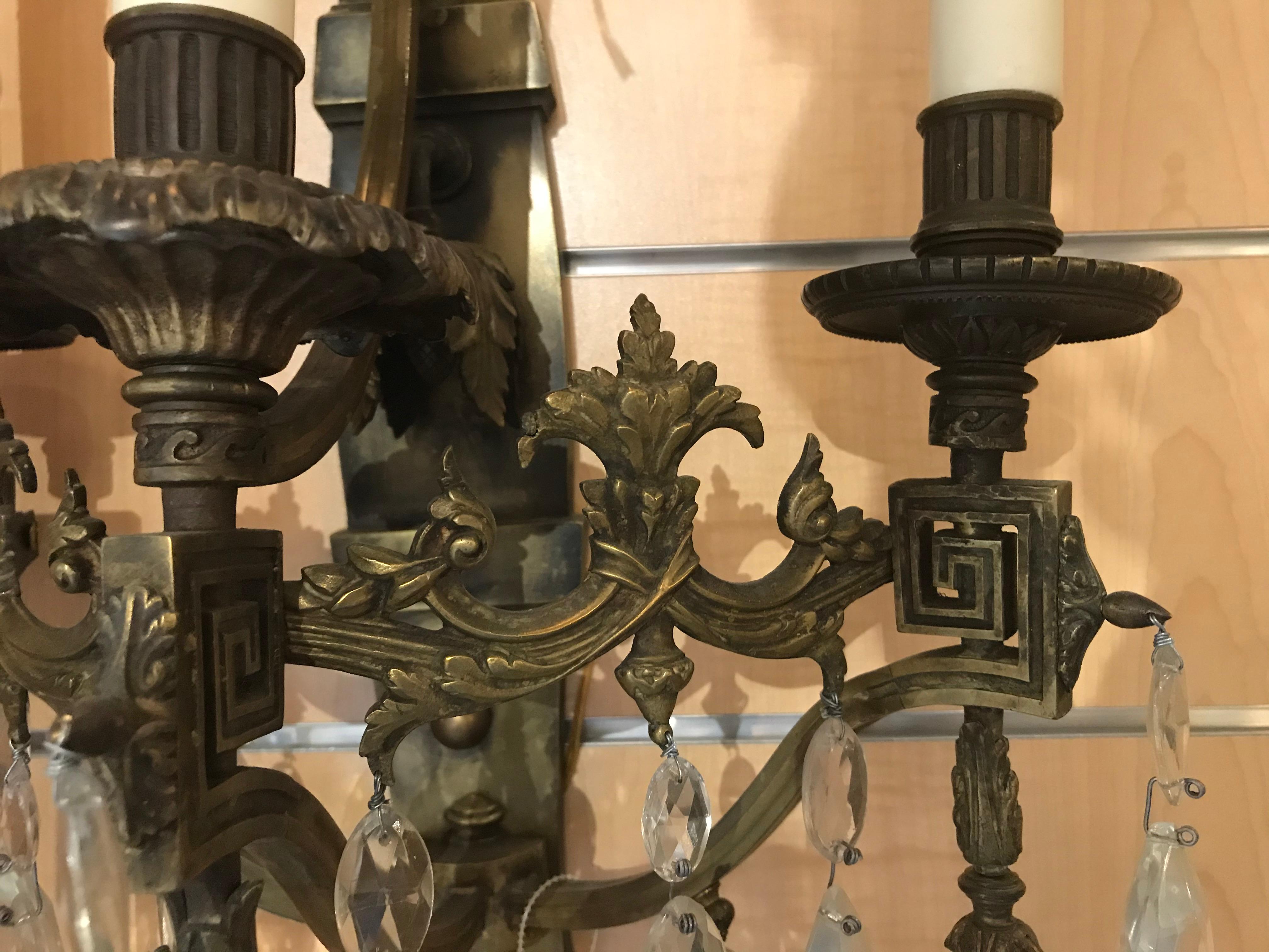 Coppia di lampade in bronzo con pendenti in cristallo in vendita 1