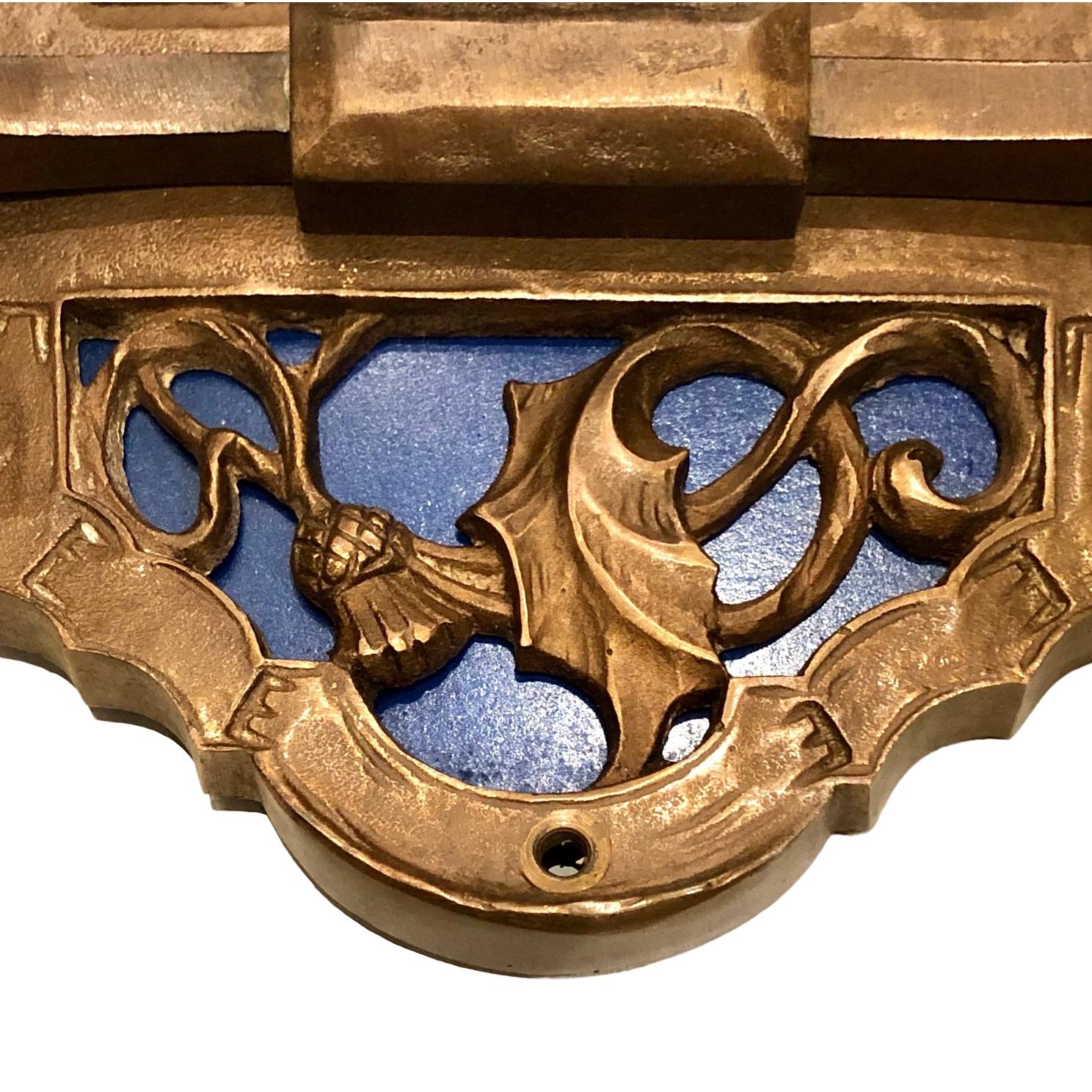 Paar Bronzewandleuchter mit Ritterrückwand (amerikanisch) im Angebot