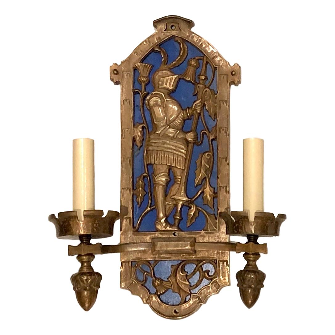 Paar Bronzewandleuchter mit Ritterrückwand (Gegossen) im Angebot