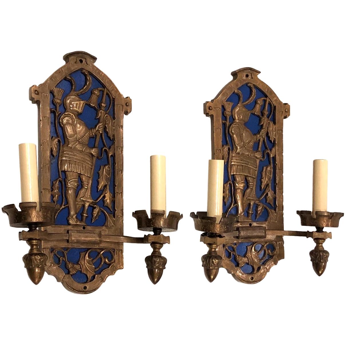 Paar Bronzewandleuchter mit Ritterrückwand