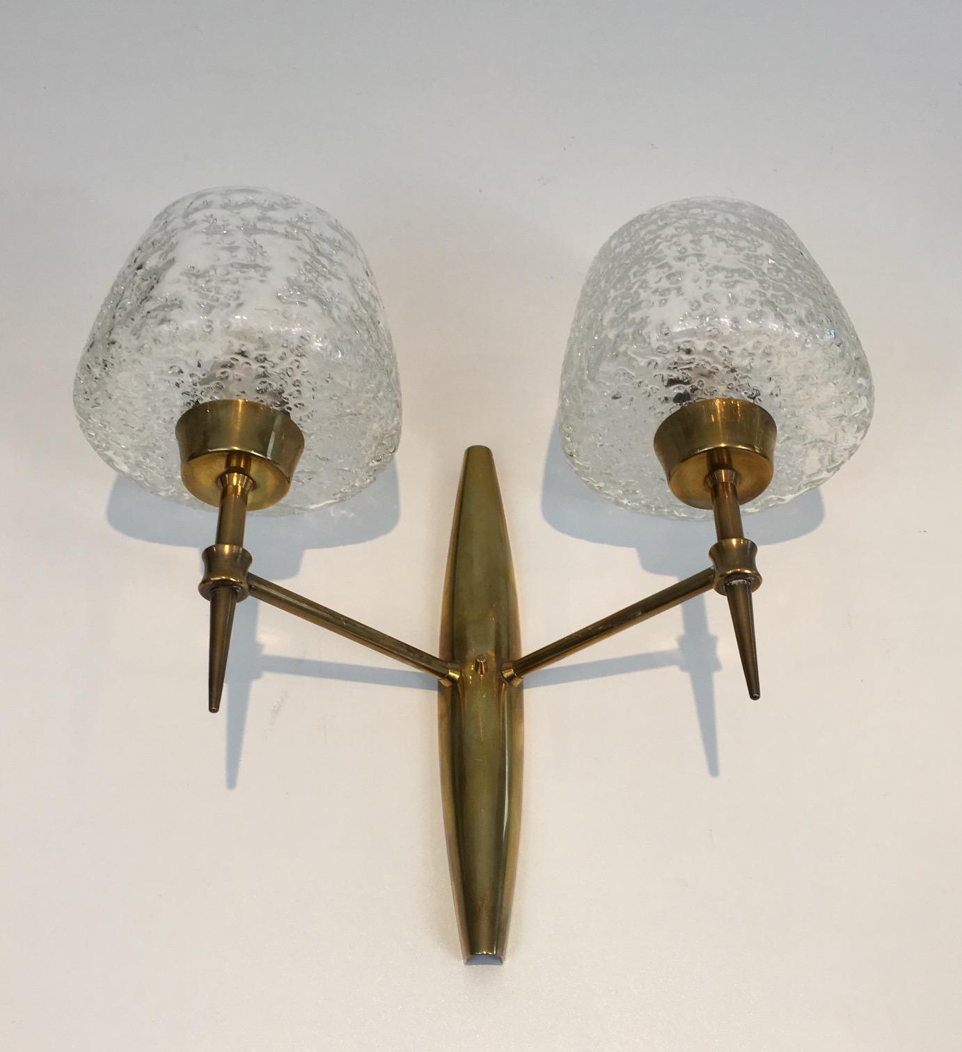 Pair of Fine Bronze Sconces with Worked Glass Reflectors, Italian, circa 1960 In Good Condition For Sale In Marcq-en-Barœul, Hauts-de-France