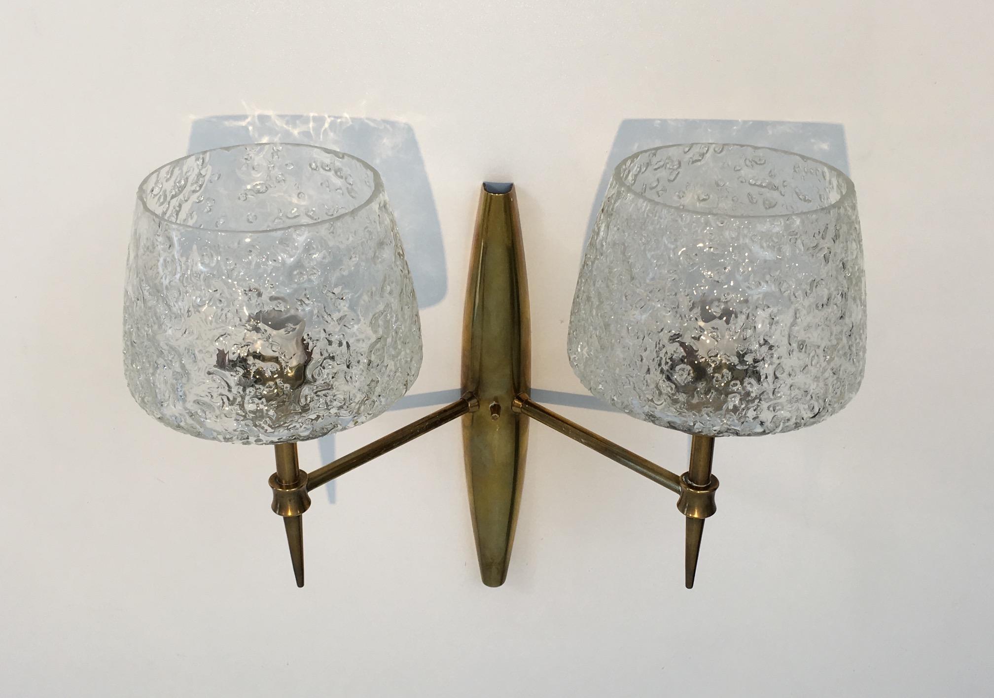 Mid-20th Century Pair of Fine Bronze Sconces with Worked Glass Reflectors, Italian, circa 1960 For Sale
