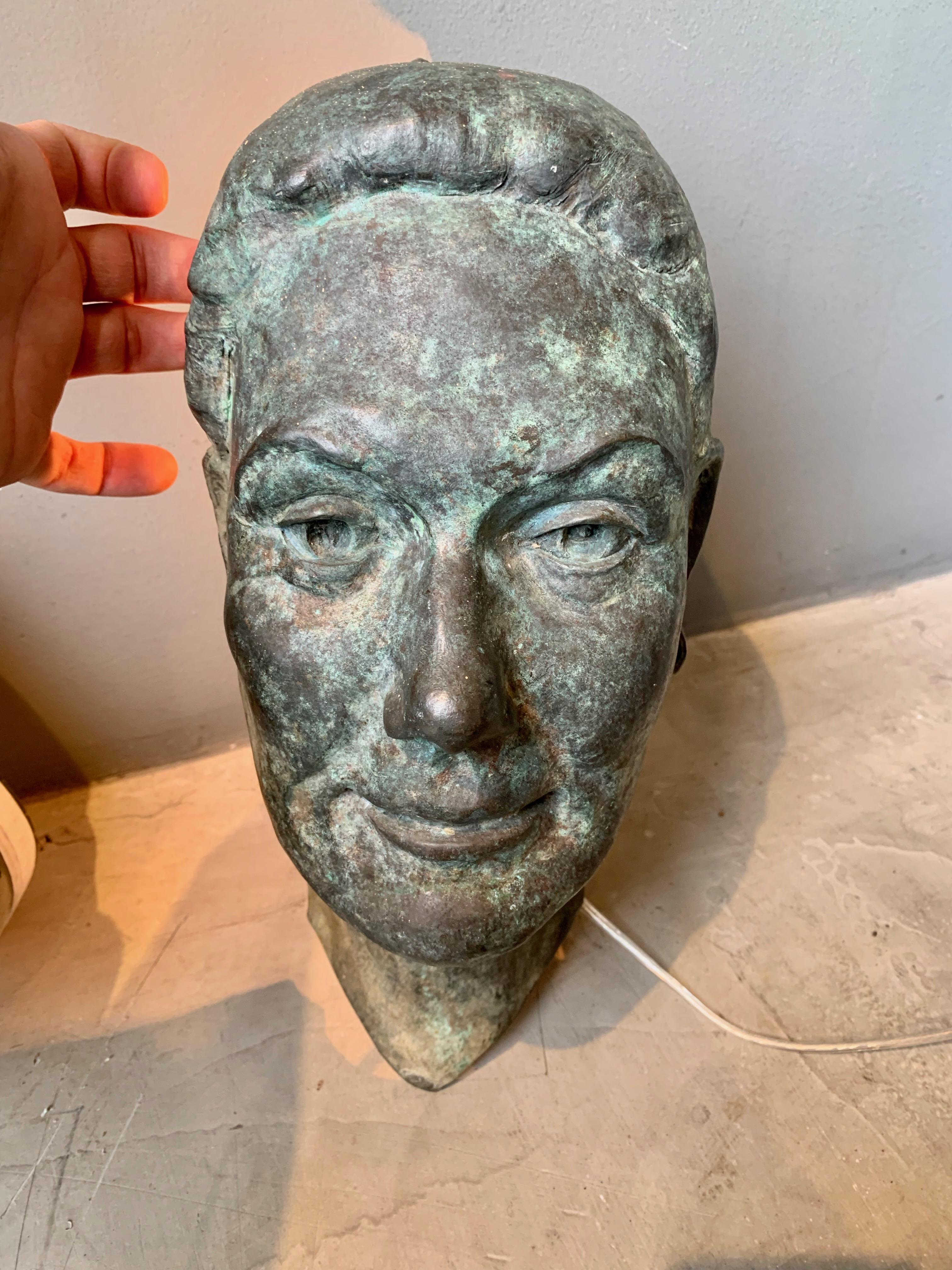 Superbe paire de sculptures en bronze réalisées en 1996. Un homme, une femme. Chaque tête est sculptée à la main avec une seule source de lumière à l'intérieur. Des appliques retirées du mur d'une ancienne propriété. Des supports seraient