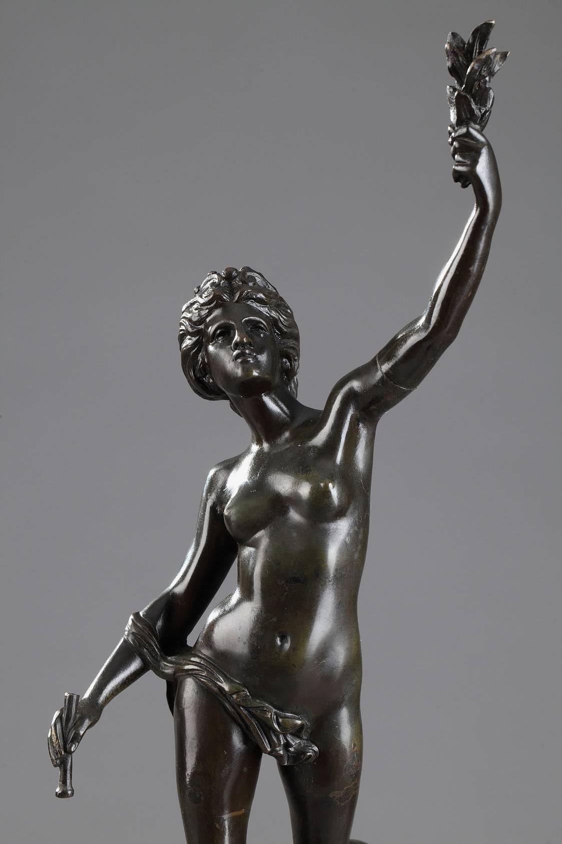 Deux sculptures en bronze patiné représentant Fortune, la déesse de la chance et du hasard, et Mercure, le dieu de la bonne fortune dans la mythologie romaine. Chaque divinité est représentée avec ses symboles : La Fortune porte des grains dans une