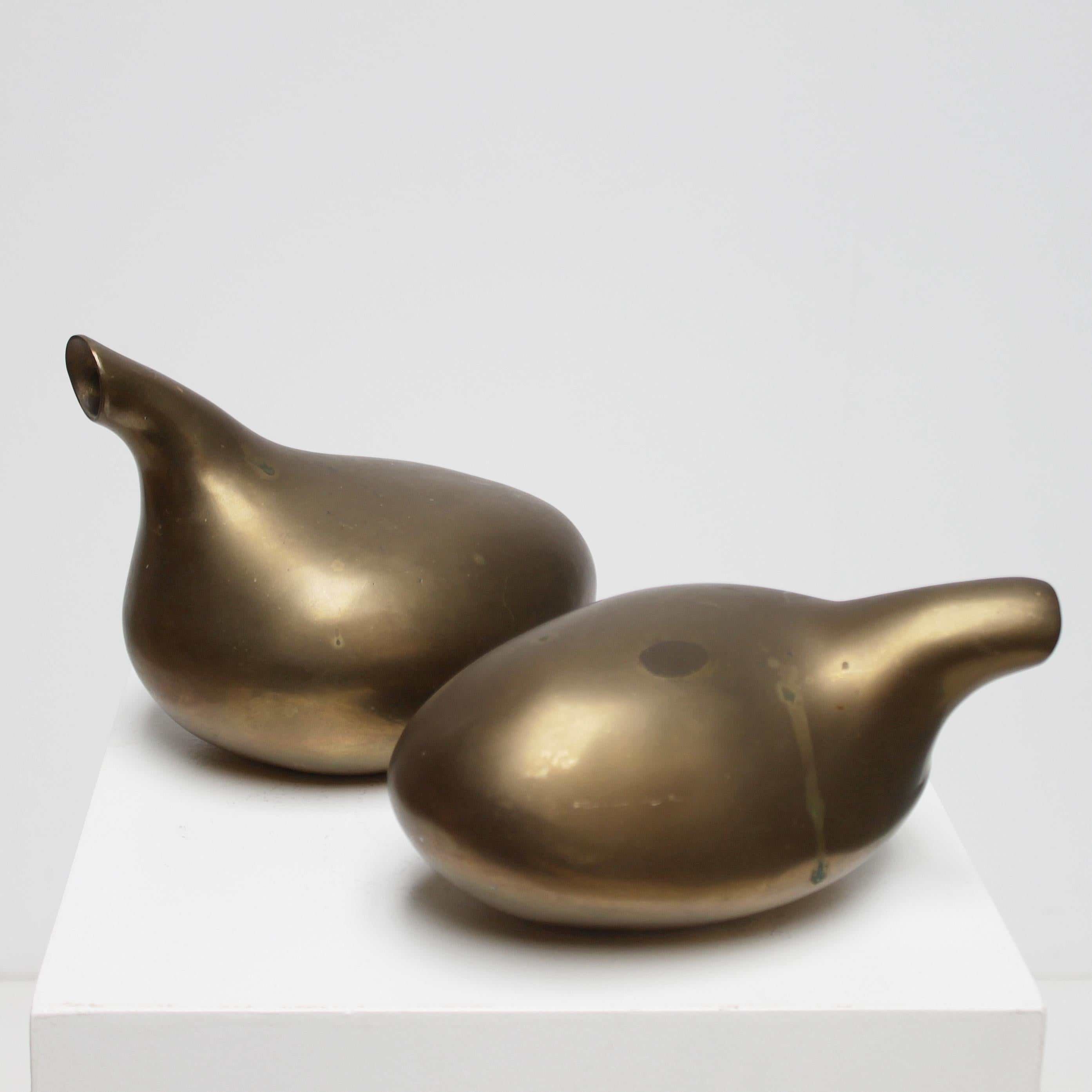 Una coppia di piccole sculture astratte in bronzo dell'artista olandese Bob Stolzenbach (DEN Bosch 1943-1999).
Bronzo fuso, non solido. Marcato con un timbro sul lato inferiore.
Dimensioni della prima scultura: altezza 5,9 pollici (15 cm),
