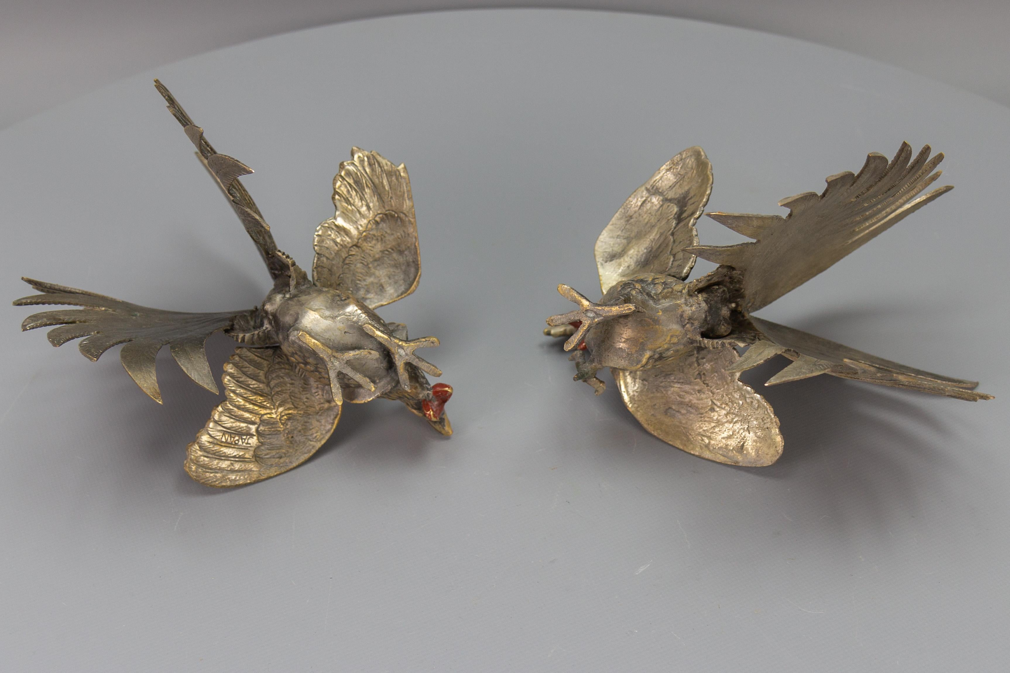 Paar Bronzeskulpturen von Kämpfen von Hahnen, Japan, 1950er Jahre im Angebot 10