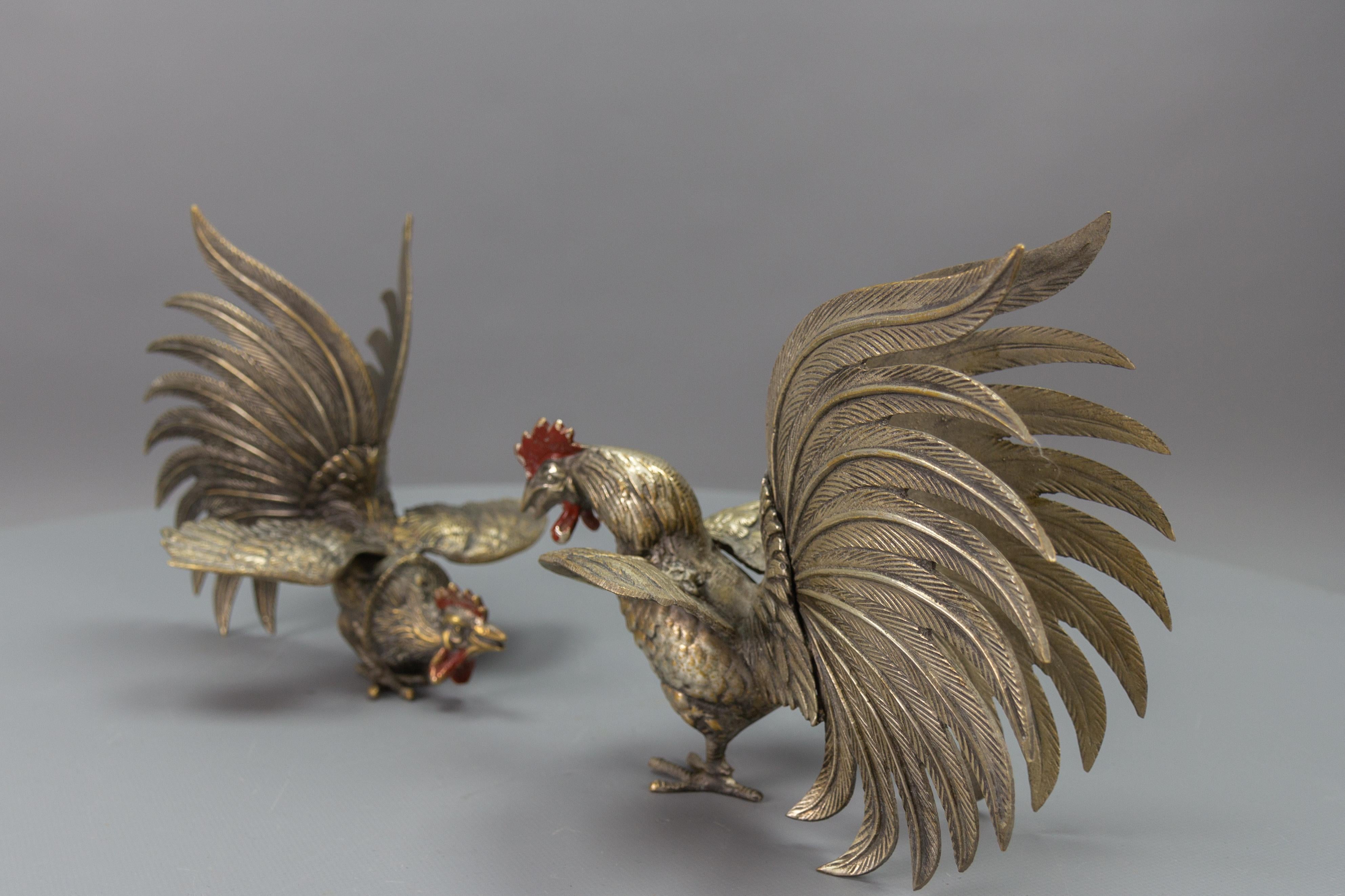 Paire de sculptures en bronze représentant des coqs de combat, Japon, vers les années 1950
Paire de coqs en bronze magnifiquement sculptés et réalistes, avec peignes et caroncules peints en rouge. Ces impressionnantes sculptures d'oiseaux