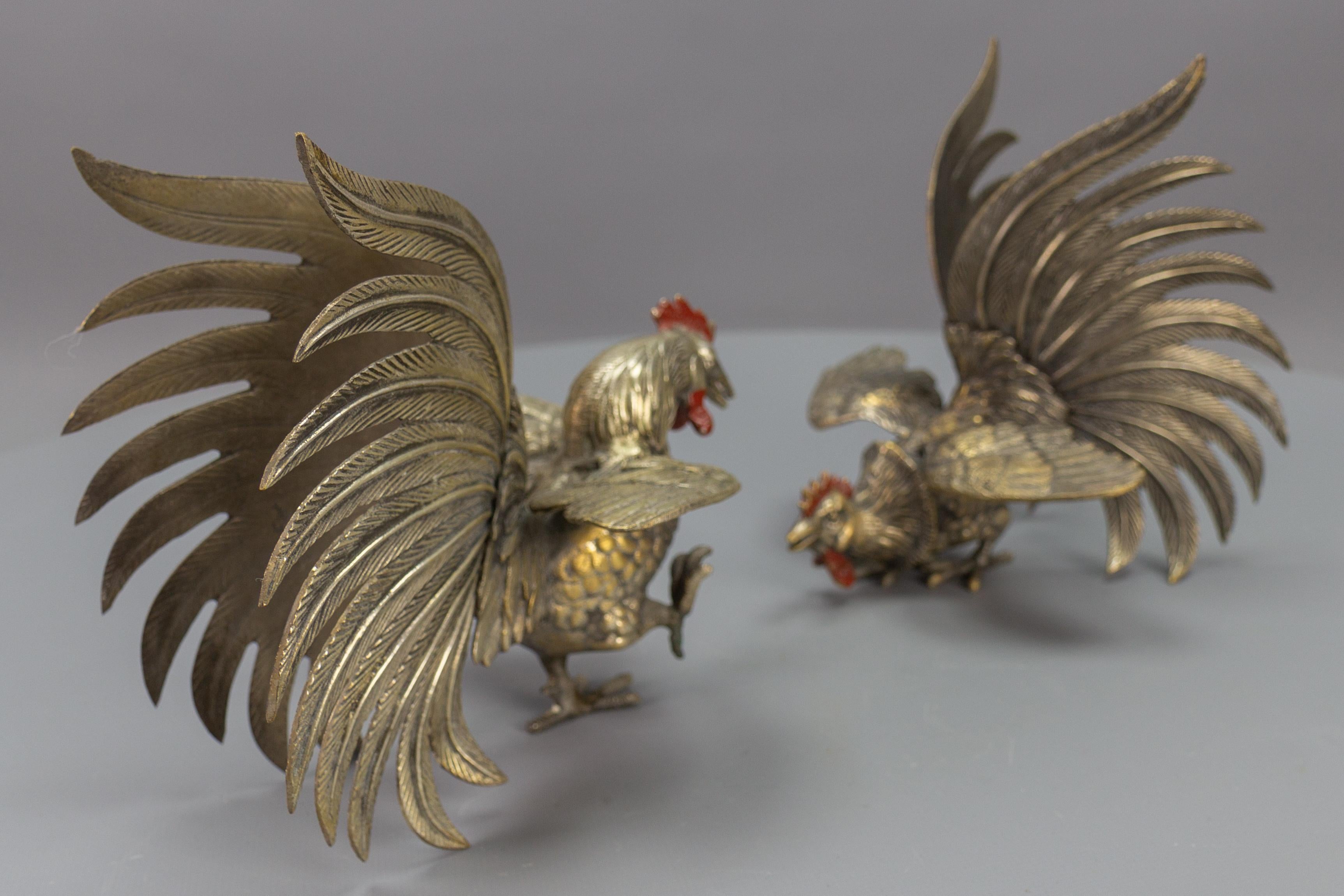 Paar Bronzeskulpturen von Kämpfen von Hahnen, Japan, 1950er Jahre (Mitte des 20. Jahrhunderts) im Angebot