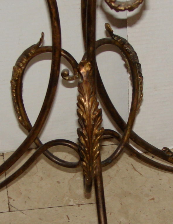 Ein Paar italienische Beistelltische aus Bronze mit Glasplatten um 1900. Einzeln verkauft

Abmessungen:
Durchmesser 17,5