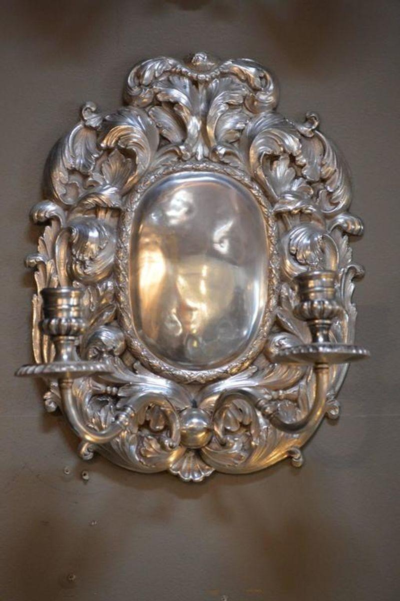 Coppia di appliques a candelabro in bronzo argentato.