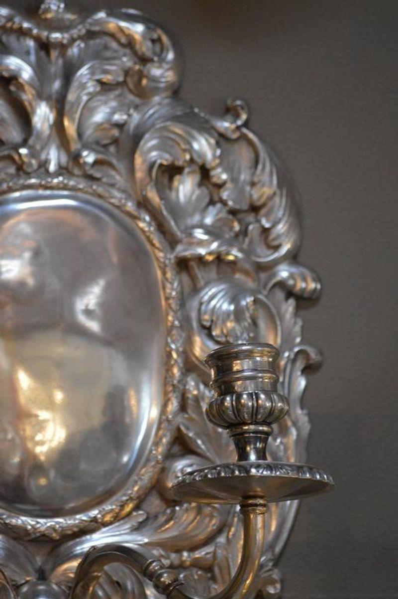 Inizio XX secolo Coppia di candelabri in bronzo placcato argento in vendita