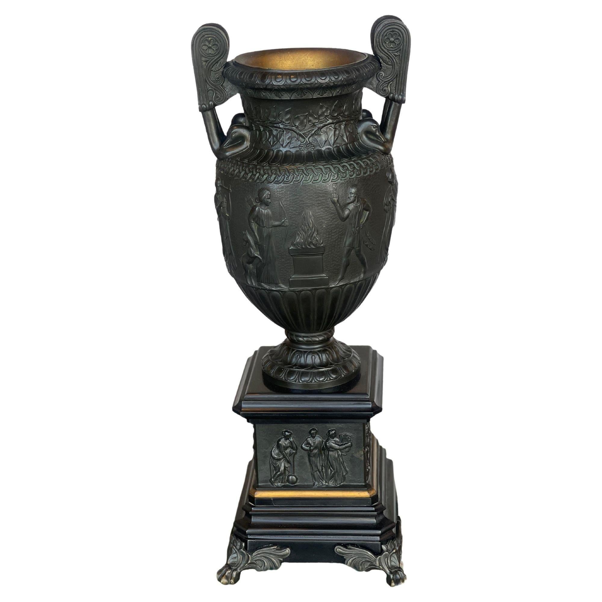 Neoclassico Coppia di urne in bronzo e ardesia in stile neoclassico in vendita