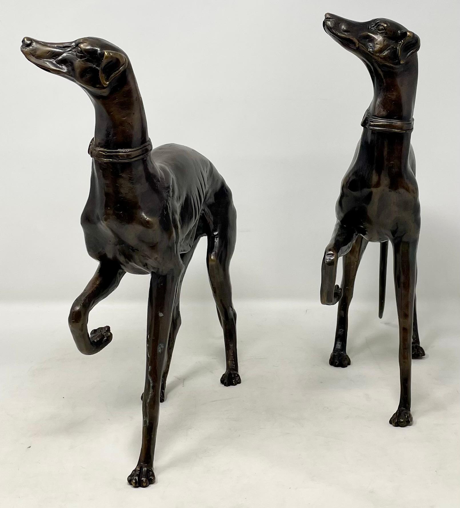 Coppia di statue in bronzo di cani Whippet. in vendita 1