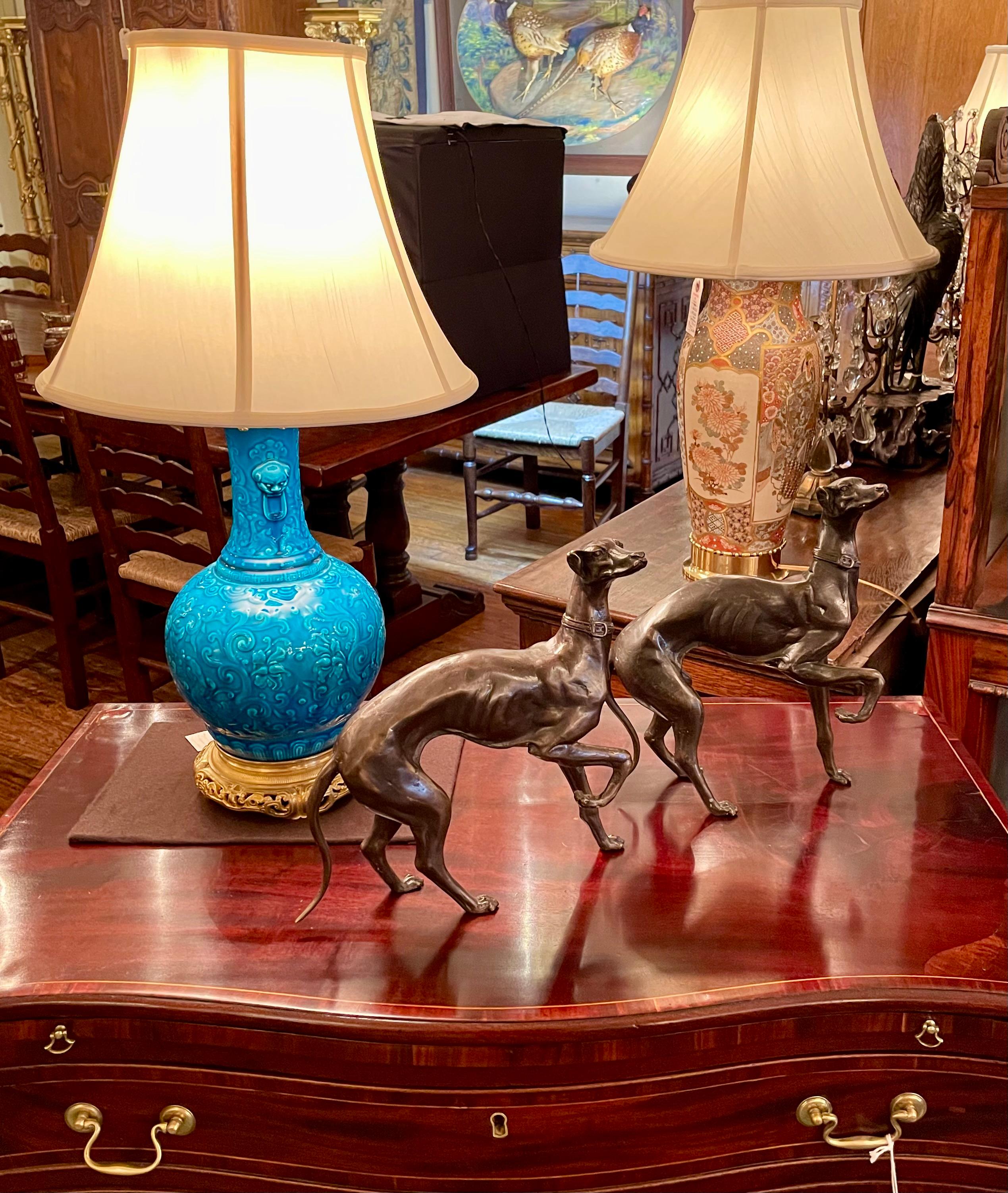 Coppia di statue in bronzo di cani Whippet. in vendita 2