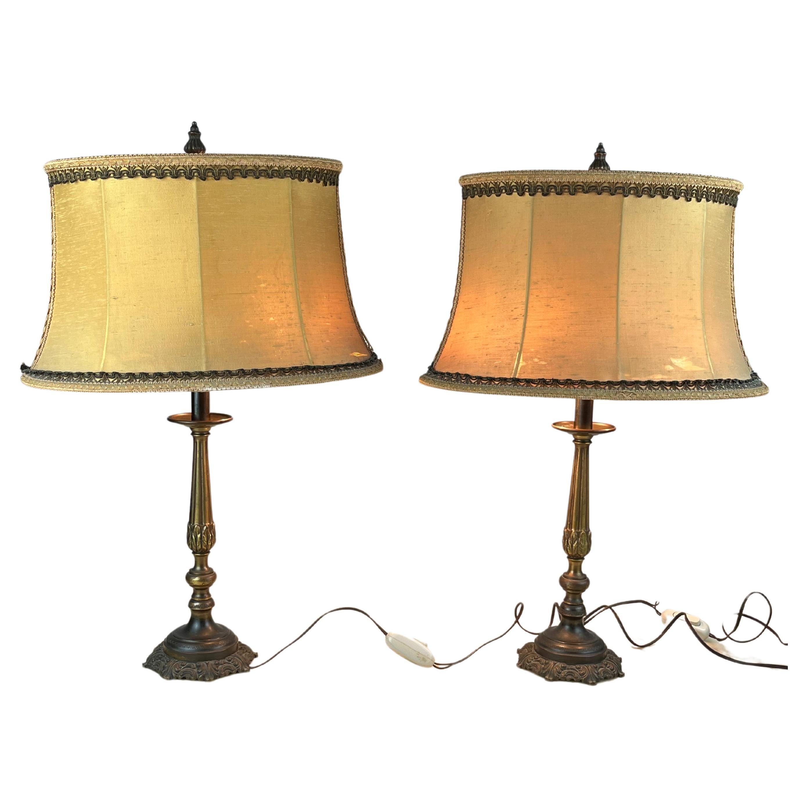 Paire de lampes de table/de chevet en bronze, Italie, années 1940
Les lampes sont en bon état, les abat-jour devraient être remplacés.
Ils fonctionnent avec des lampes et 27.

