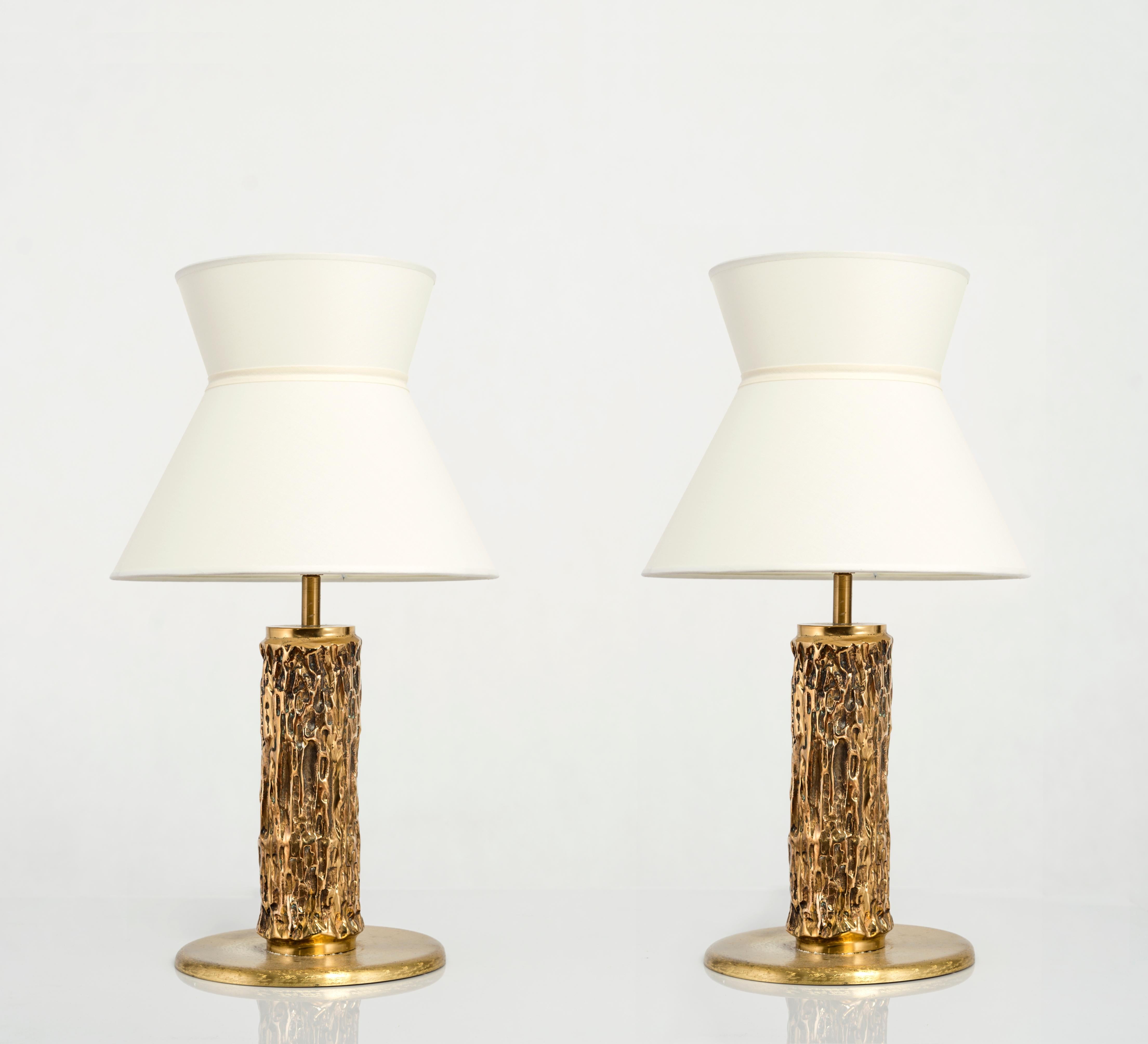 Carved Pair of Bronze Table Lamps by Luciano Frigerio, Italy, 1980s For Sale