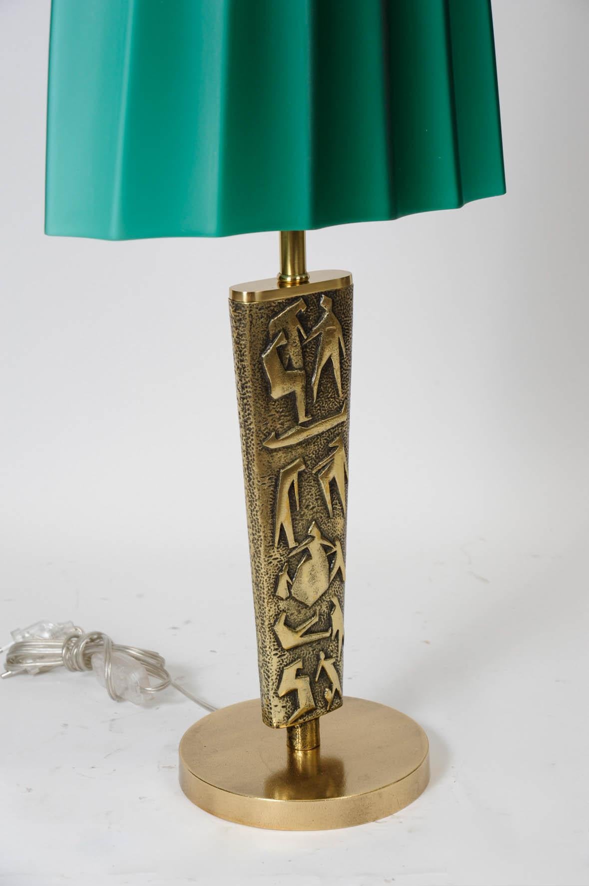 Paire de lampes de table en bronze avec abat-jour en verre opalin vert.