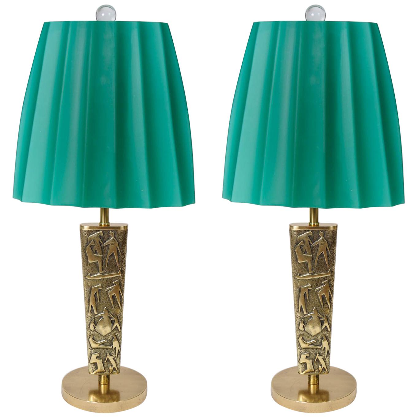Paire de lampes de bureau en bronze avec abat-jour en verre opalin vert en vente