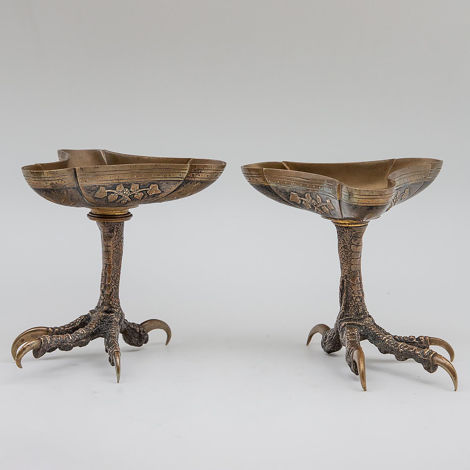 Pair of bronze talon dishes with ivy motif. Measures: 6.5