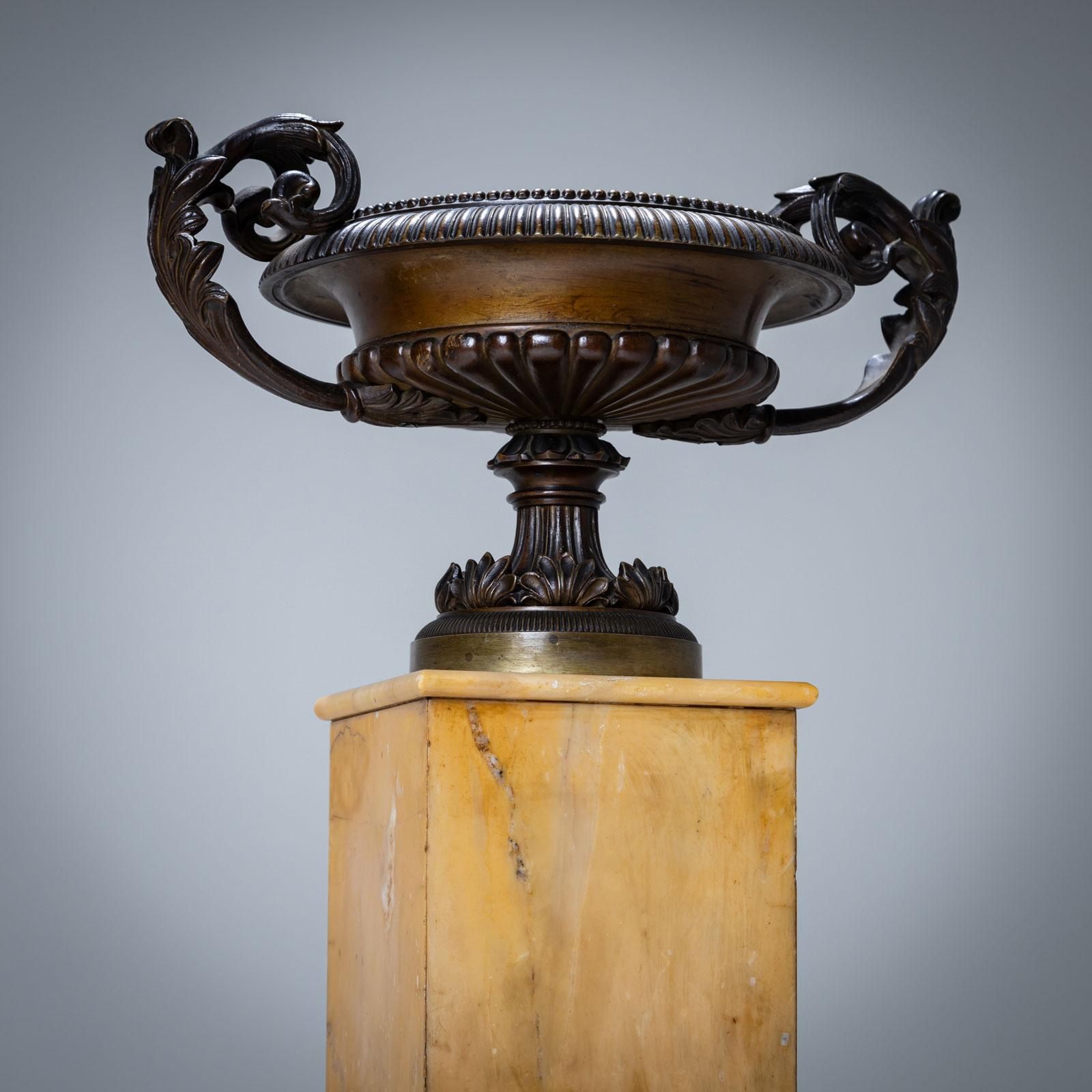 Pair of Bronze Tazzas on Siena Marble Pedestals In Good Condition For Sale In Greding, DE