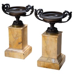 Paire de tazzas en bronze sur des Pedestals en marbre de Sienne