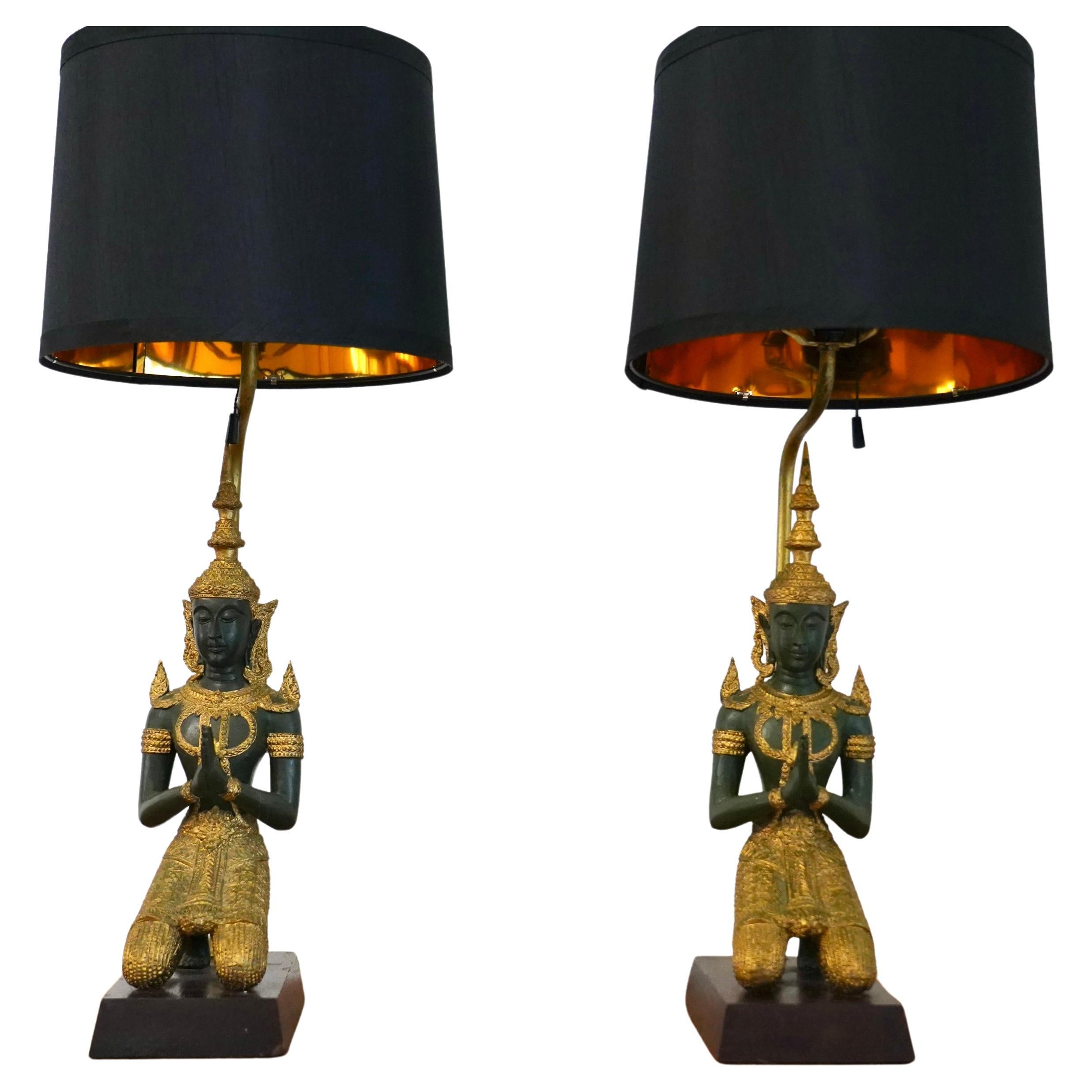 Coppia di lampade da tavolo in bronzo Thai Teppanom con Buddha inginocchiato. Hollywood Regency