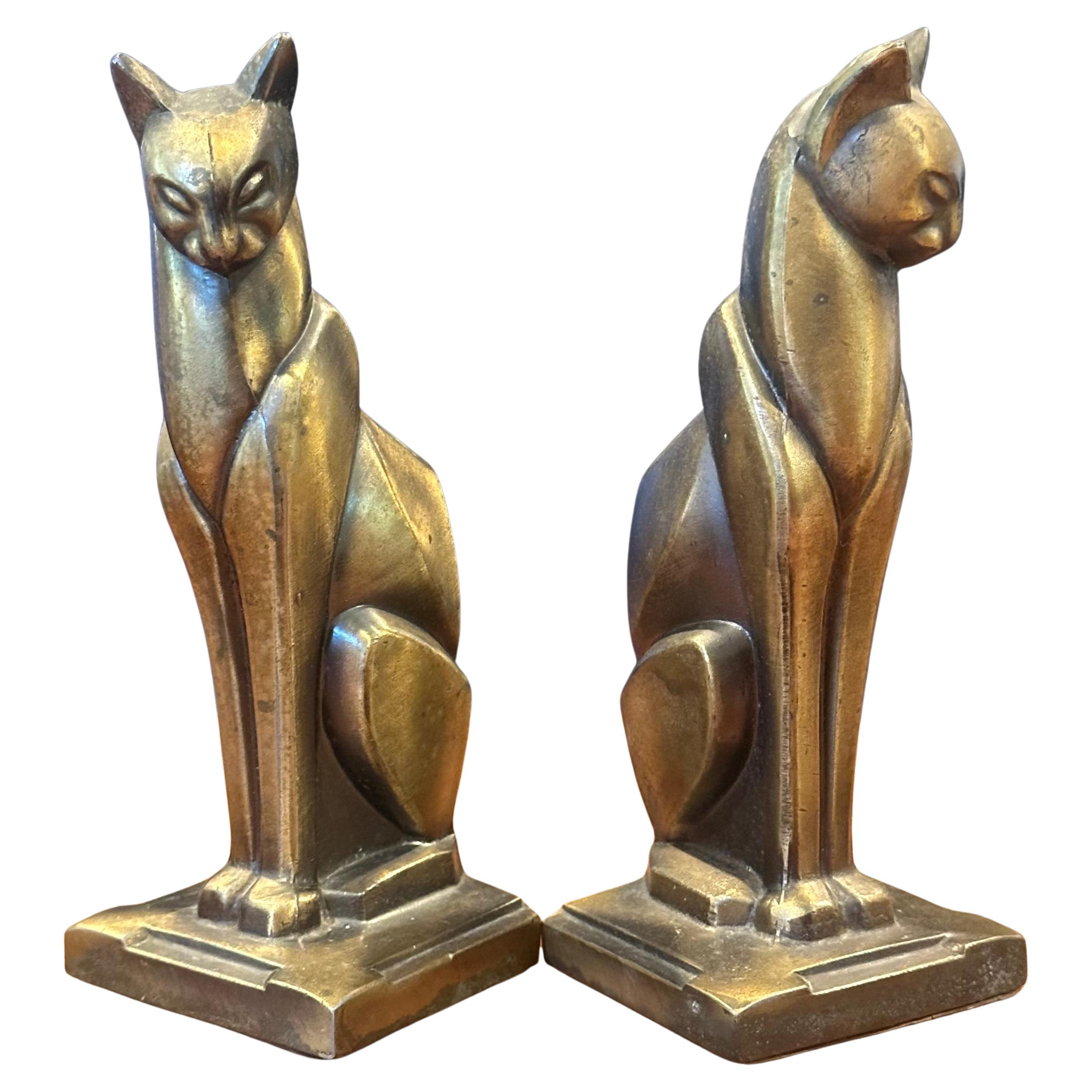 Gorgeous pair of bronze tone Siamese cat Art Deco bookends by Frankart, circa 1930s. They are in original condition with a fine patina, some light oxidation and some surface scratches; the pair measures 5.25