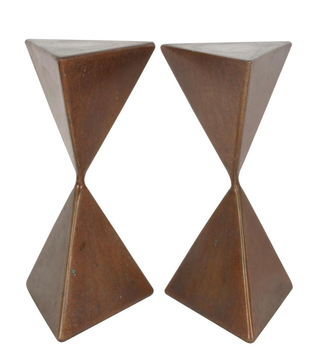 Paire de piédestaux triangulaires en bronze Totem de Rod Kagan en vente 11