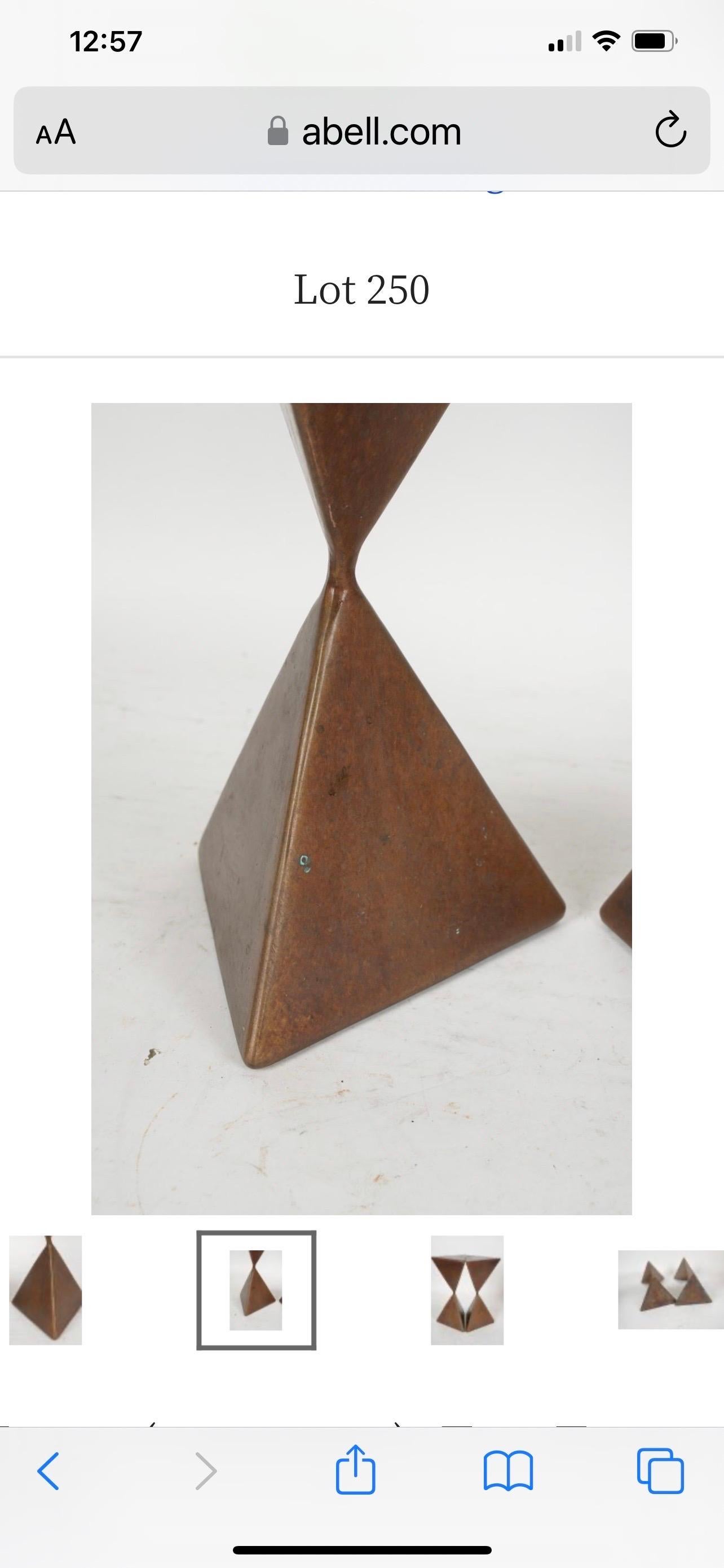 Paire de piédestaux triangulaires en bronze Totem de Rod Kagan en vente 1