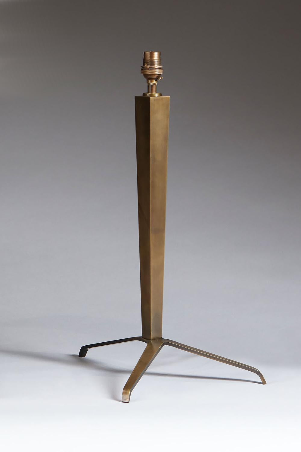 Anglais Paire de lampes tripodes en bronze dans le style de Jean Michel Frank en vente