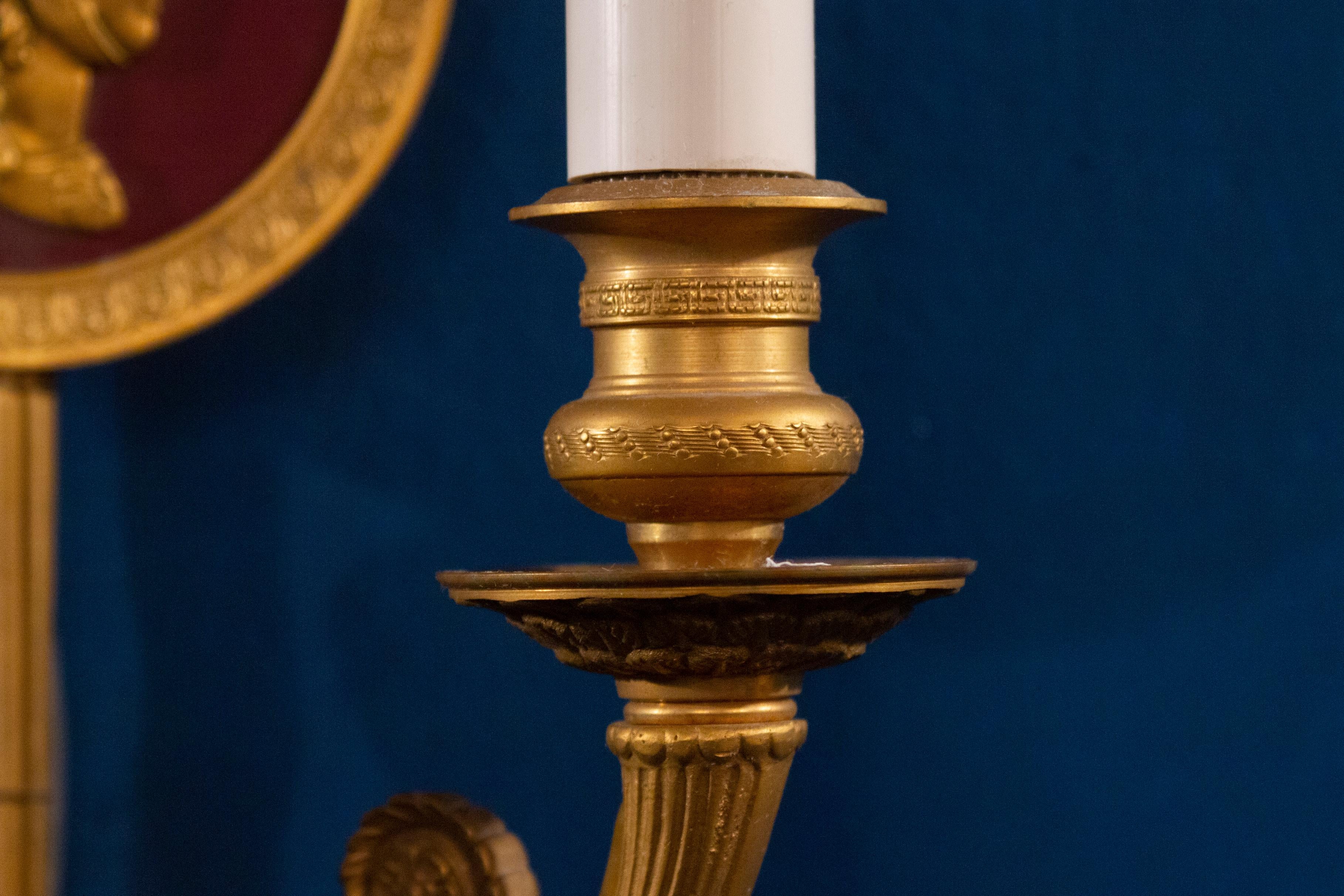 Coppia di appliques neoclassiche a due luci in bronzo, XIX secolo in vendita 4