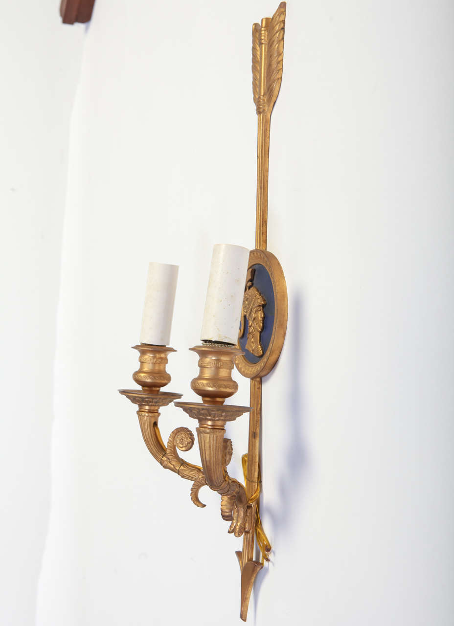 Zwei neoklassizistische Wandlampen aus Bronze mit zwei Leuchten (Italienisch) im Angebot