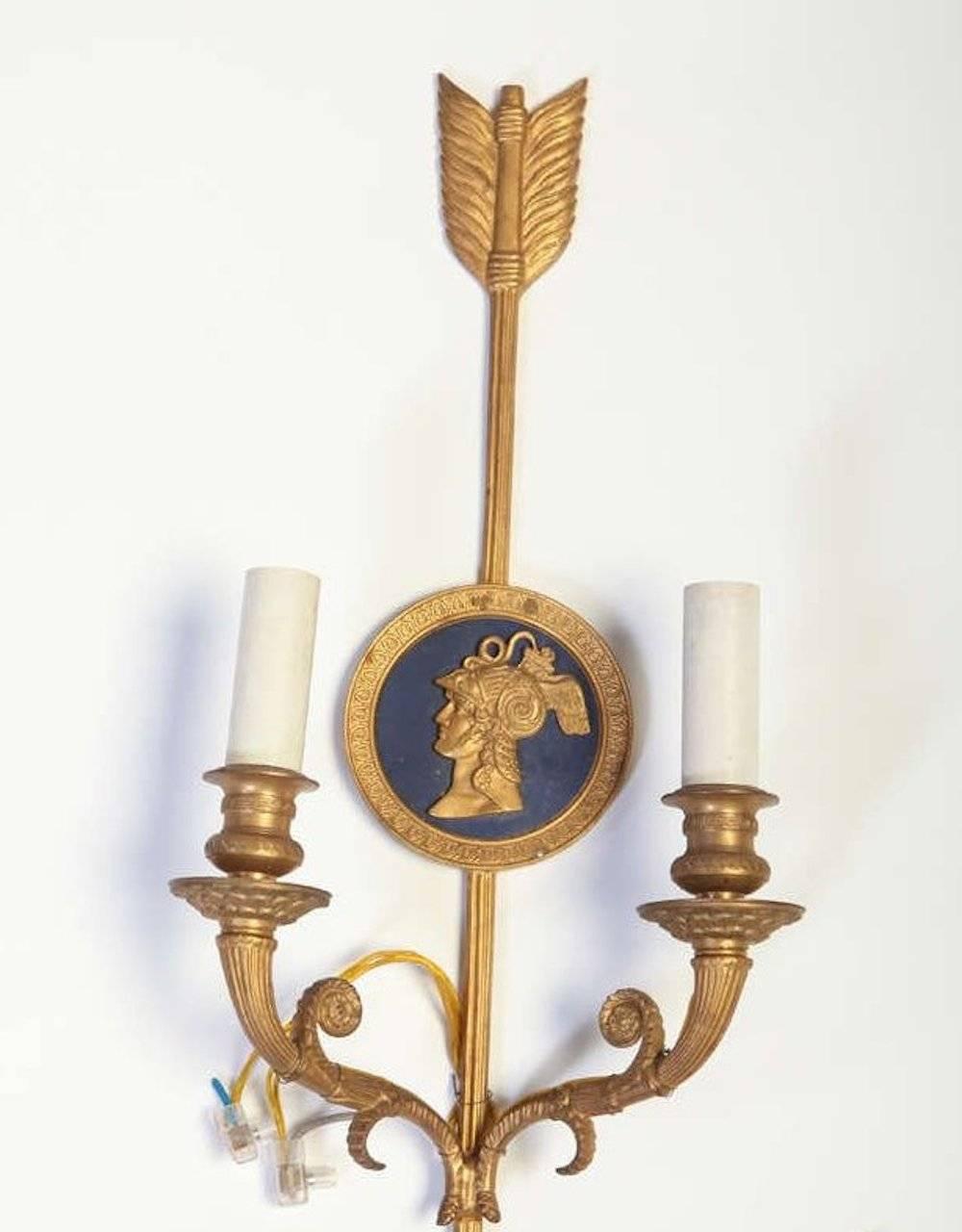 Coppia di lampade da parete neoclassiche a due luci in bronzo In condizioni buone in vendita a Rome, IT