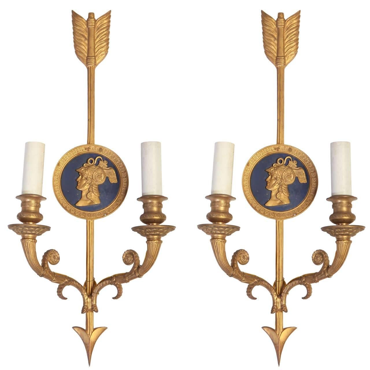 Bronzo Coppia di lampade da parete neoclassiche a due luci in bronzo in vendita