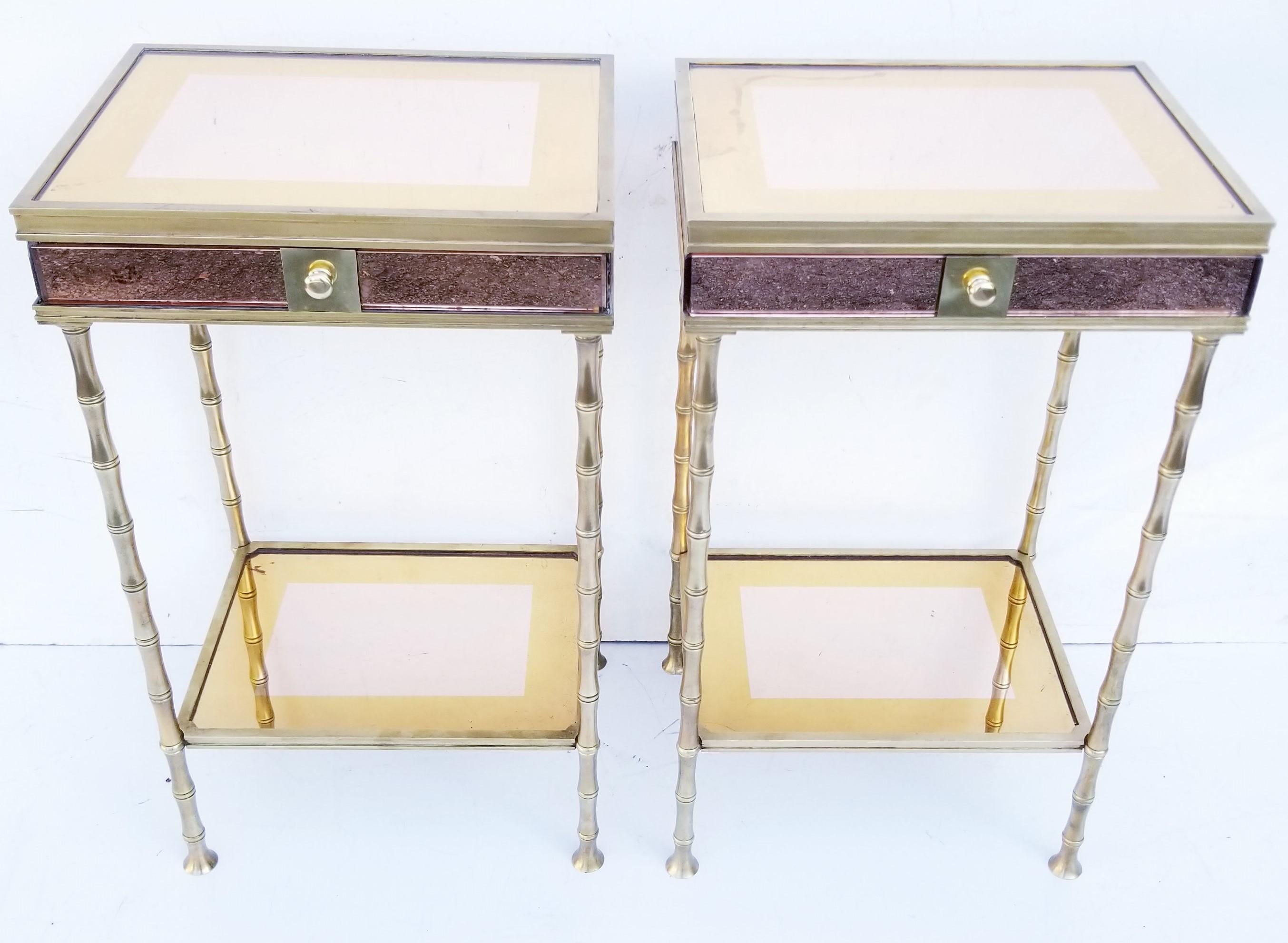 Paar Bronze und zweifarbigen Spiegeln Beistelltisch, hervorragende Qualität, wahrscheinlich von Maison Baguès gemacht.
1 Schublade auf der Vorderseite.
Schwer und solide.
höhe der 1. Etage: 7 Zoll.