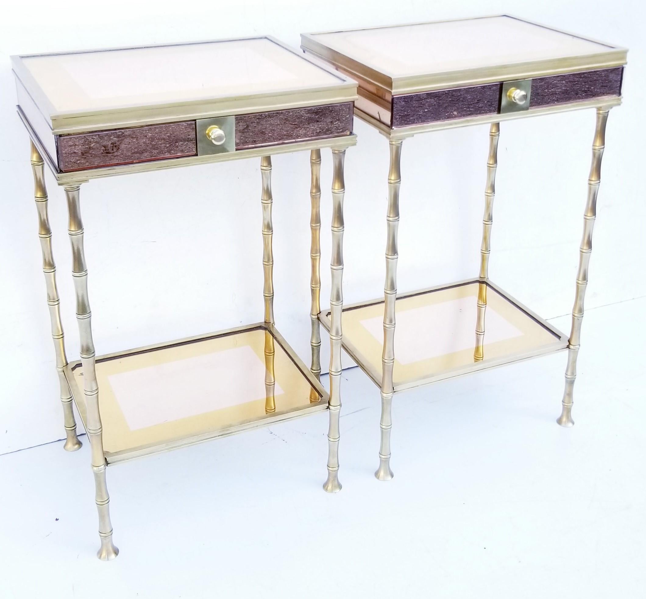 Paar Bronze und zweifarbige Spiegel Beistelltisch (Französisch) im Angebot