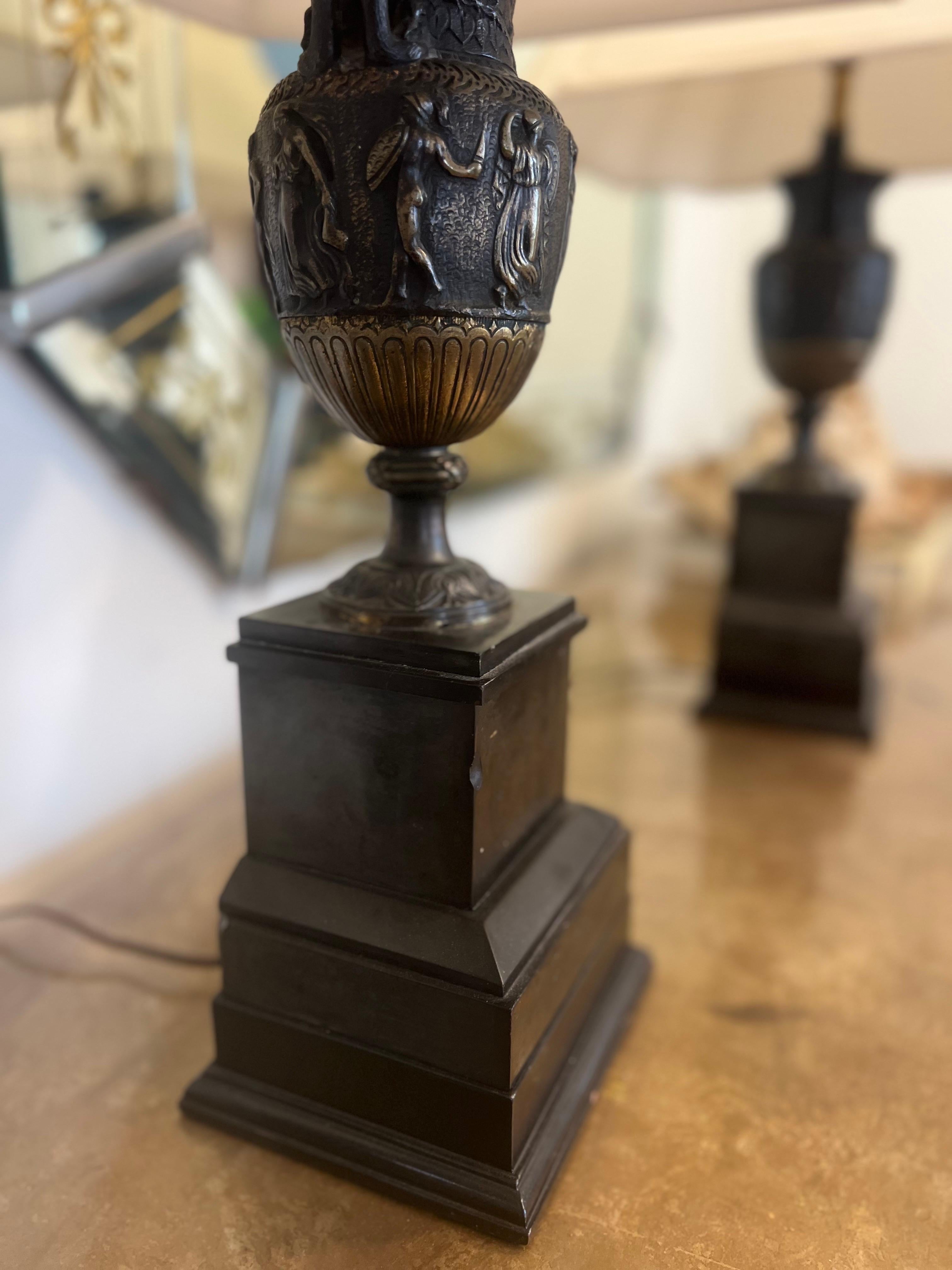 Coppia di lampade a urna in bronzo - stile Ferdinand Barbedienne in vendita 3