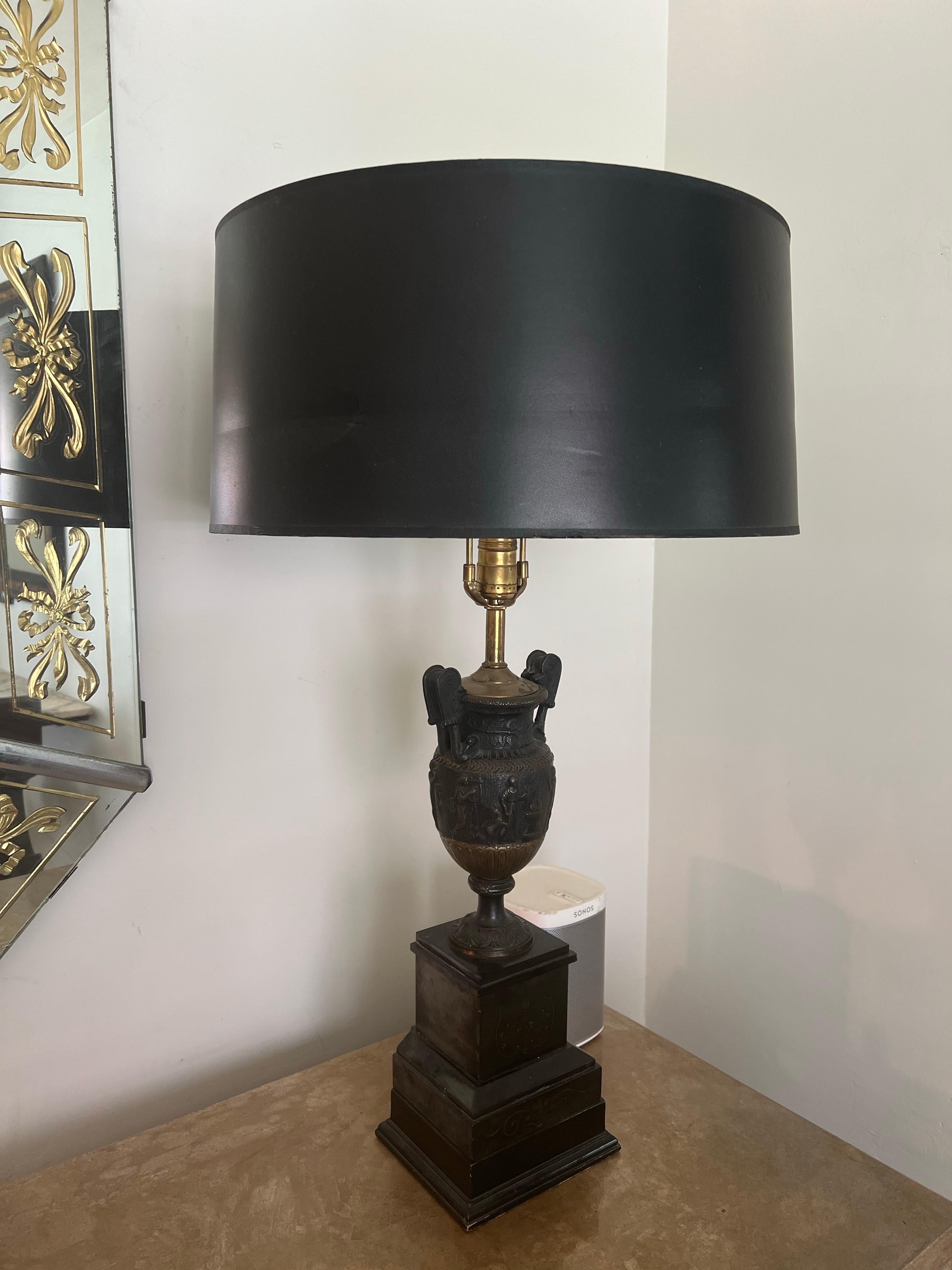 Coppia di lampade a urna in bronzo - stile Ferdinand Barbedienne in vendita 4