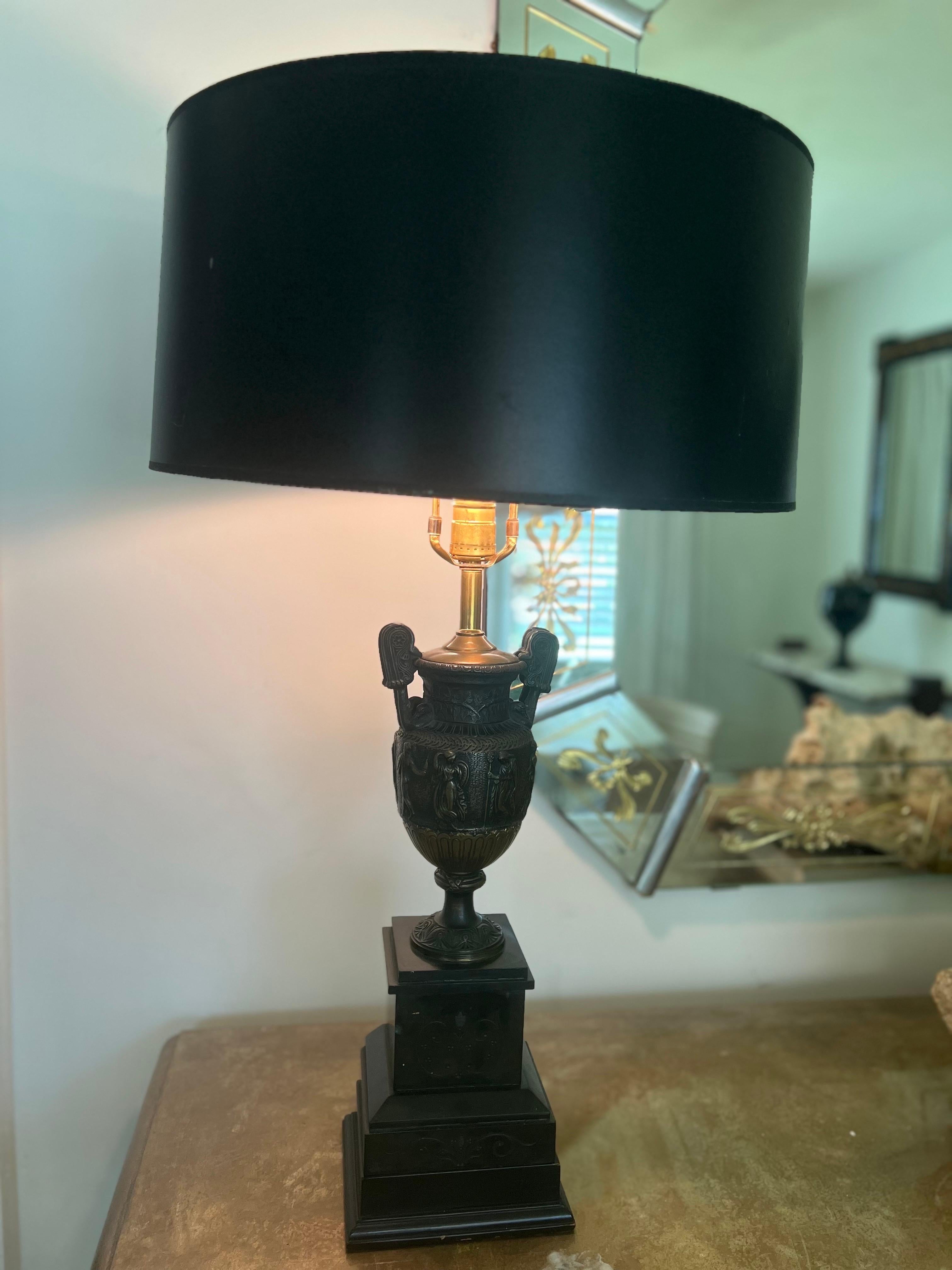 Fine del XIX secolo, forse lampade a urna francesi.
Ciascuna di esse è stata trasformata in una lampada da tavolo, con un collo corto e sagomato fiancheggiato da maniglie a voluta, il corpo ovoidale affusolato decorato in rilievo con figure
