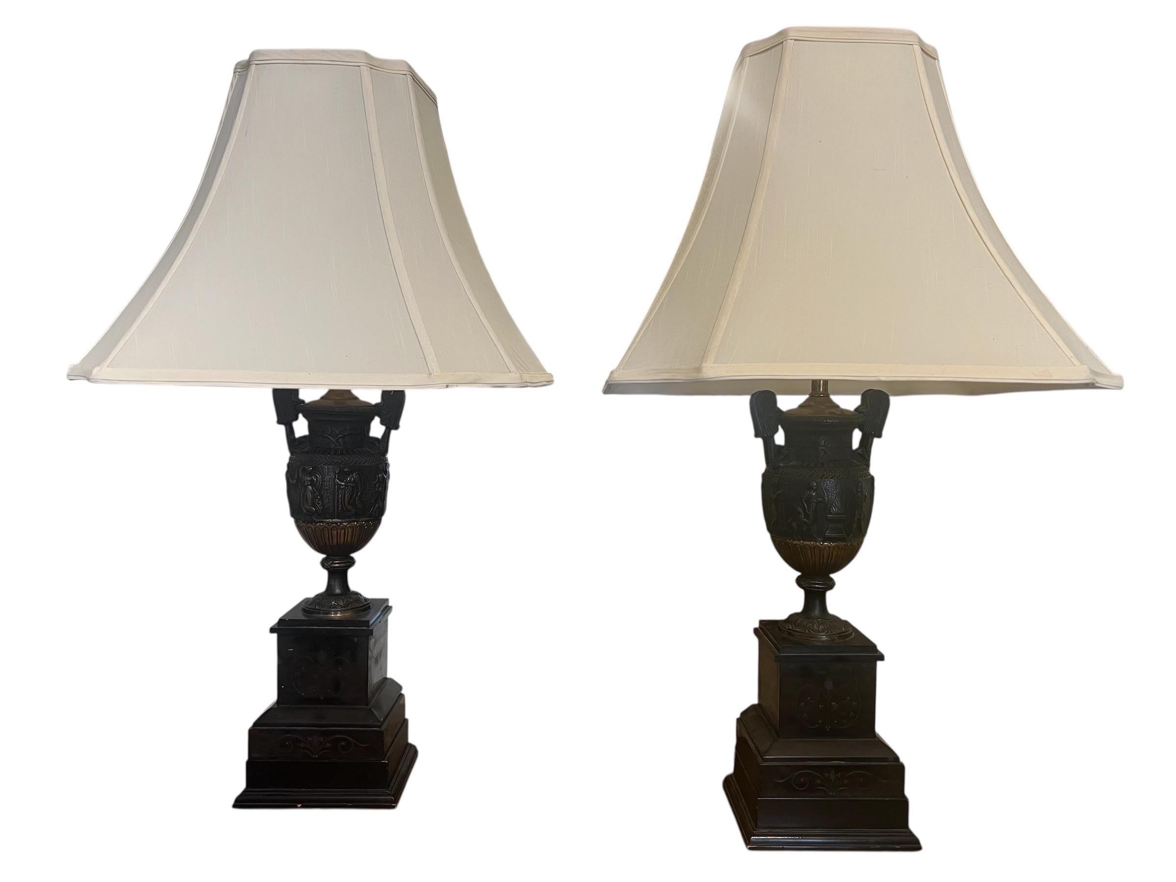 Neoclassico Coppia di lampade a urna in bronzo - stile Ferdinand Barbedienne in vendita