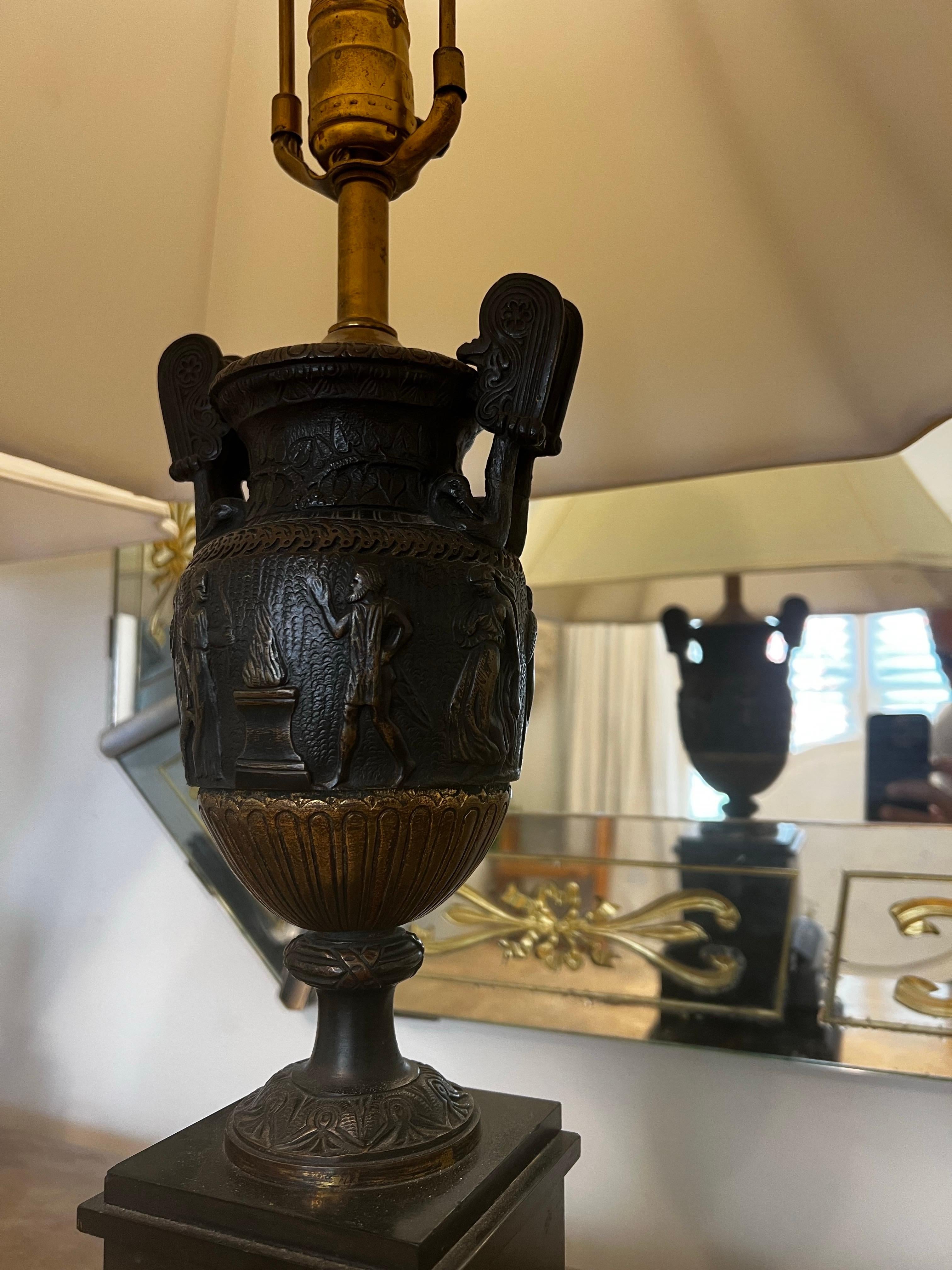 Francese Coppia di lampade a urna in bronzo - stile Ferdinand Barbedienne in vendita