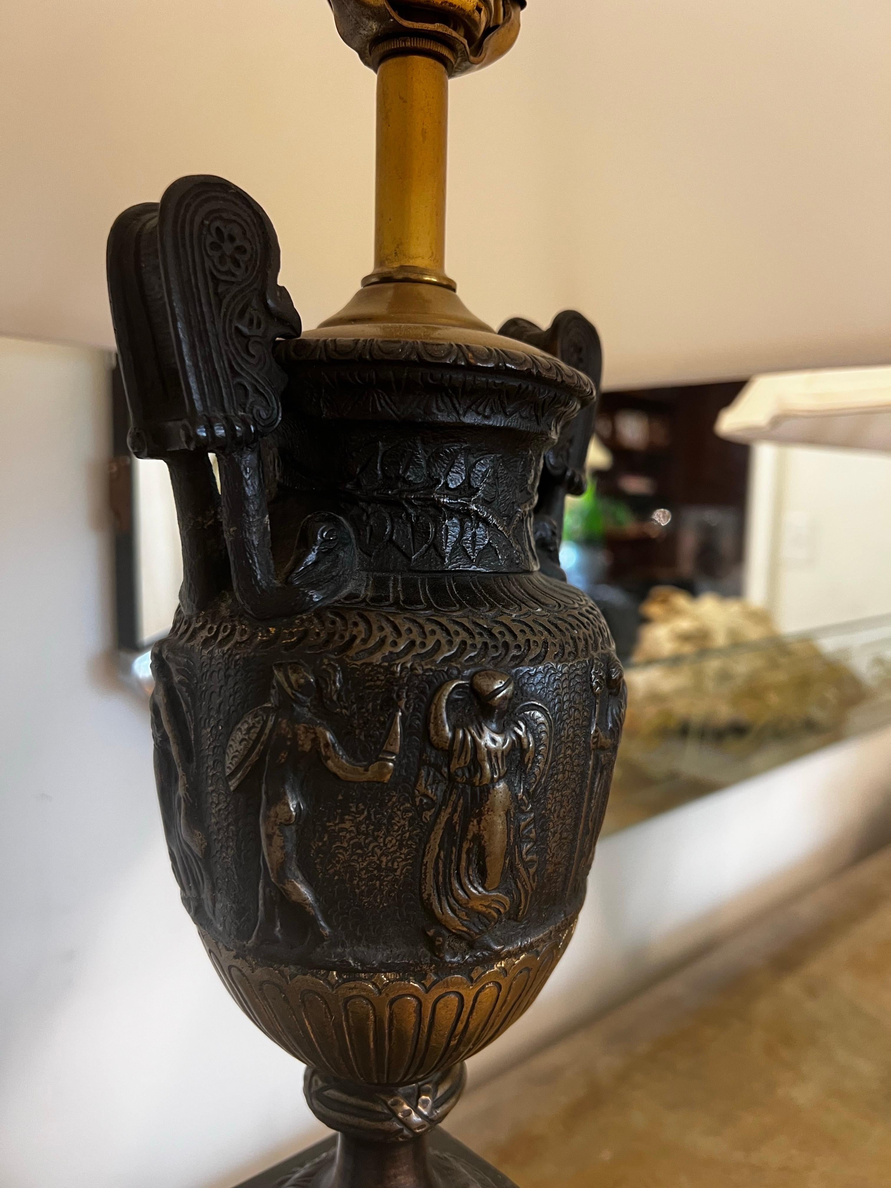 Realizzato con acquaforte Coppia di lampade a urna in bronzo - stile Ferdinand Barbedienne in vendita