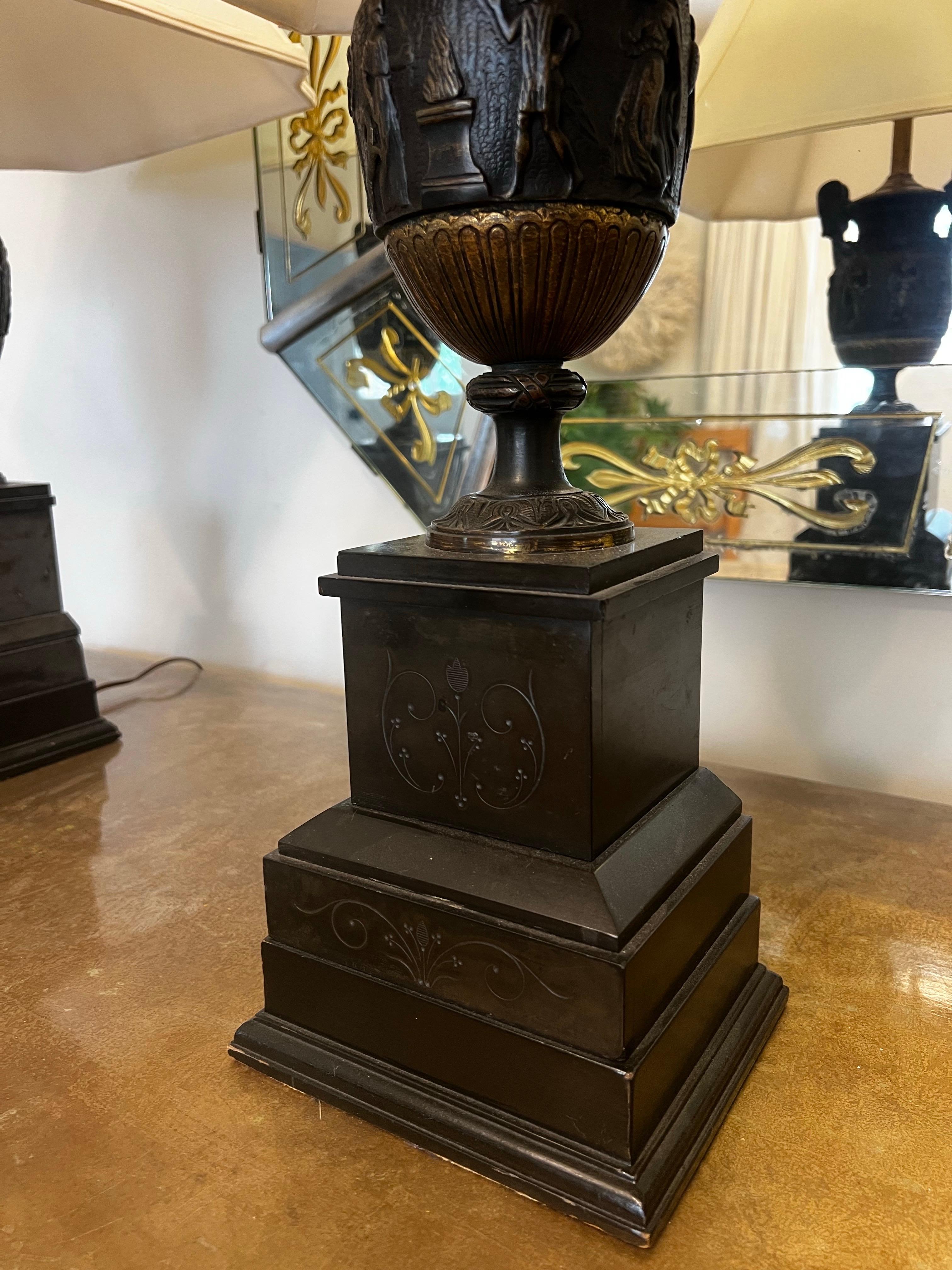 Coppia di lampade a urna in bronzo - stile Ferdinand Barbedienne In condizioni buone in vendita a Los Angeles, CA