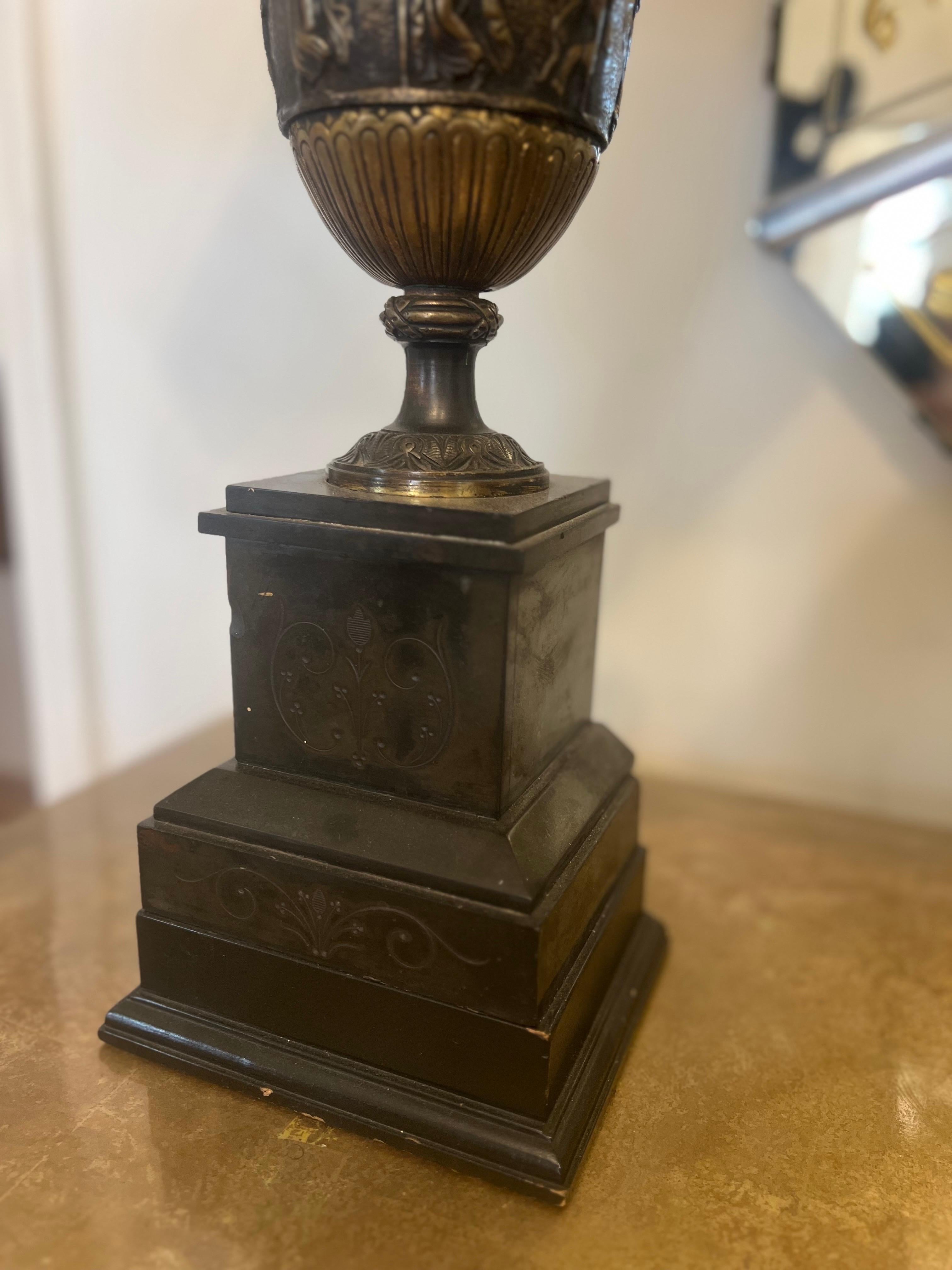 XIX secolo Coppia di lampade a urna in bronzo - stile Ferdinand Barbedienne in vendita