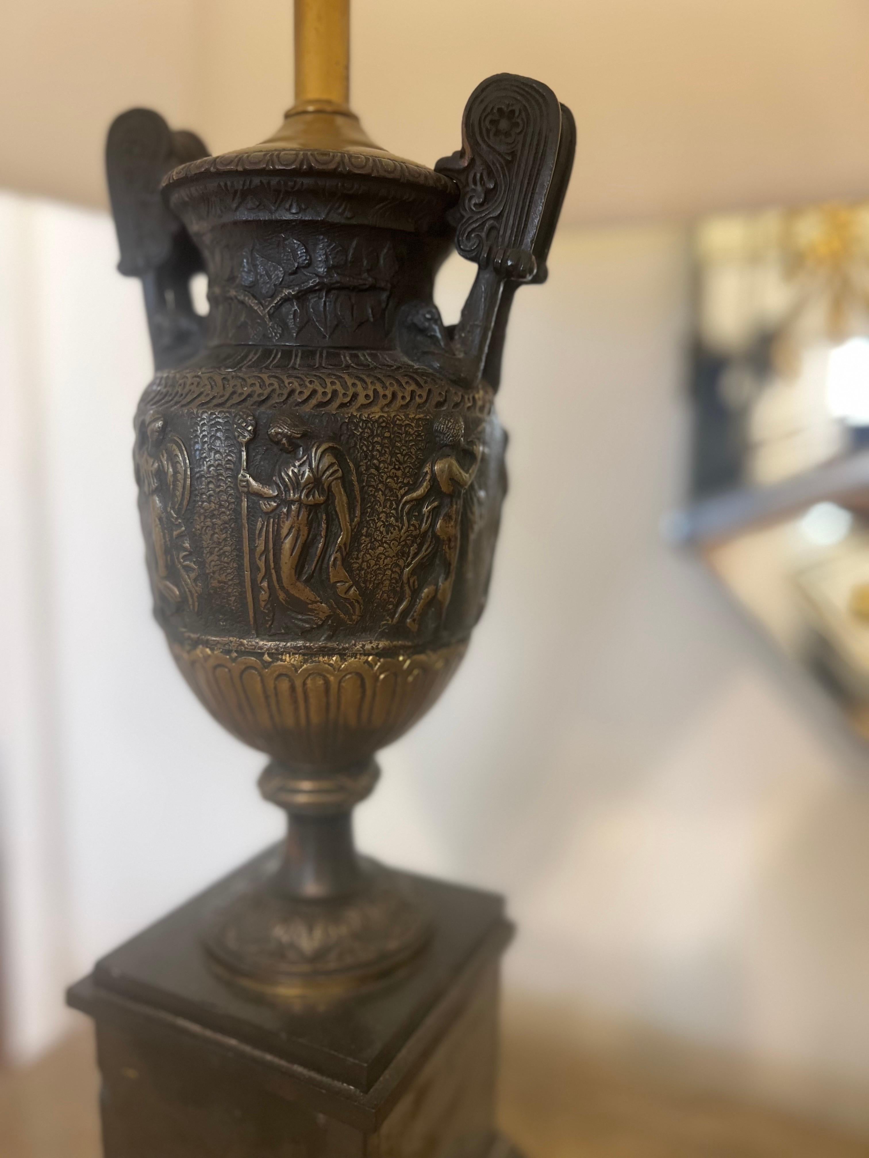 Ottone Coppia di lampade a urna in bronzo - stile Ferdinand Barbedienne in vendita