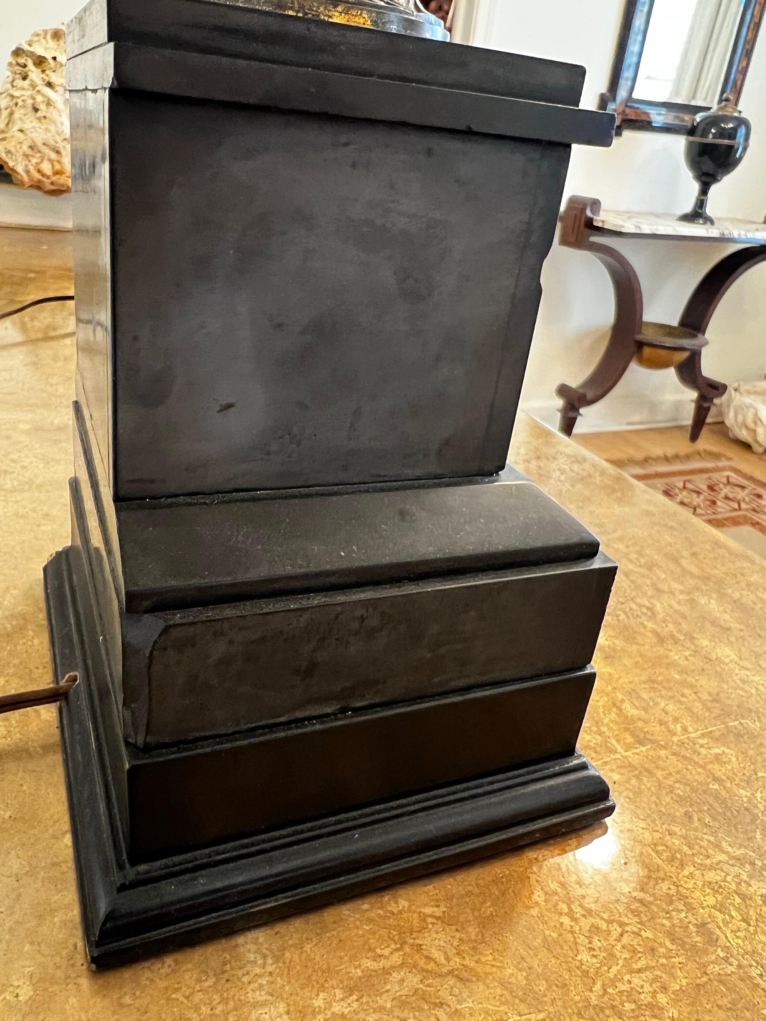 Coppia di lampade a urna in bronzo - stile Ferdinand Barbedienne in vendita 1
