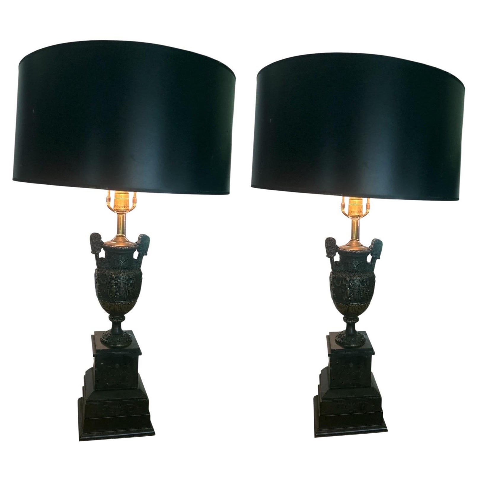 Coppia di lampade a urna in bronzo - stile Ferdinand Barbedienne in vendita