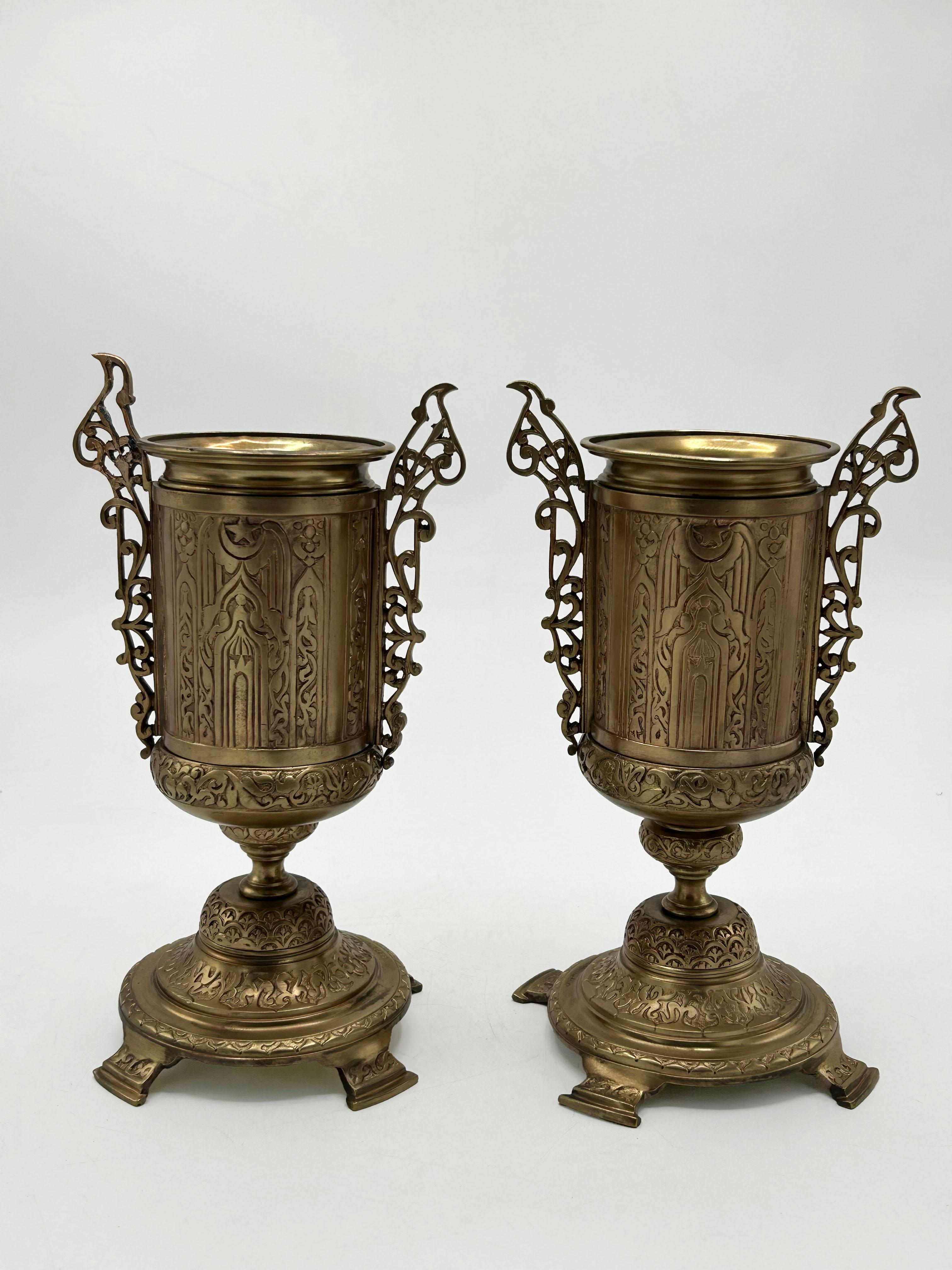 Coppia di vasi in bronzo di Barbedienne, Francia, circa 1870
Un'elegante coppia di vasi in bronzo di ispirazione orientale, attribuiti alla fonderia Barbedienne di Parigi e risalenti alla fine del XIX secolo. Ogni pezzo presenta un corpo cilindrico