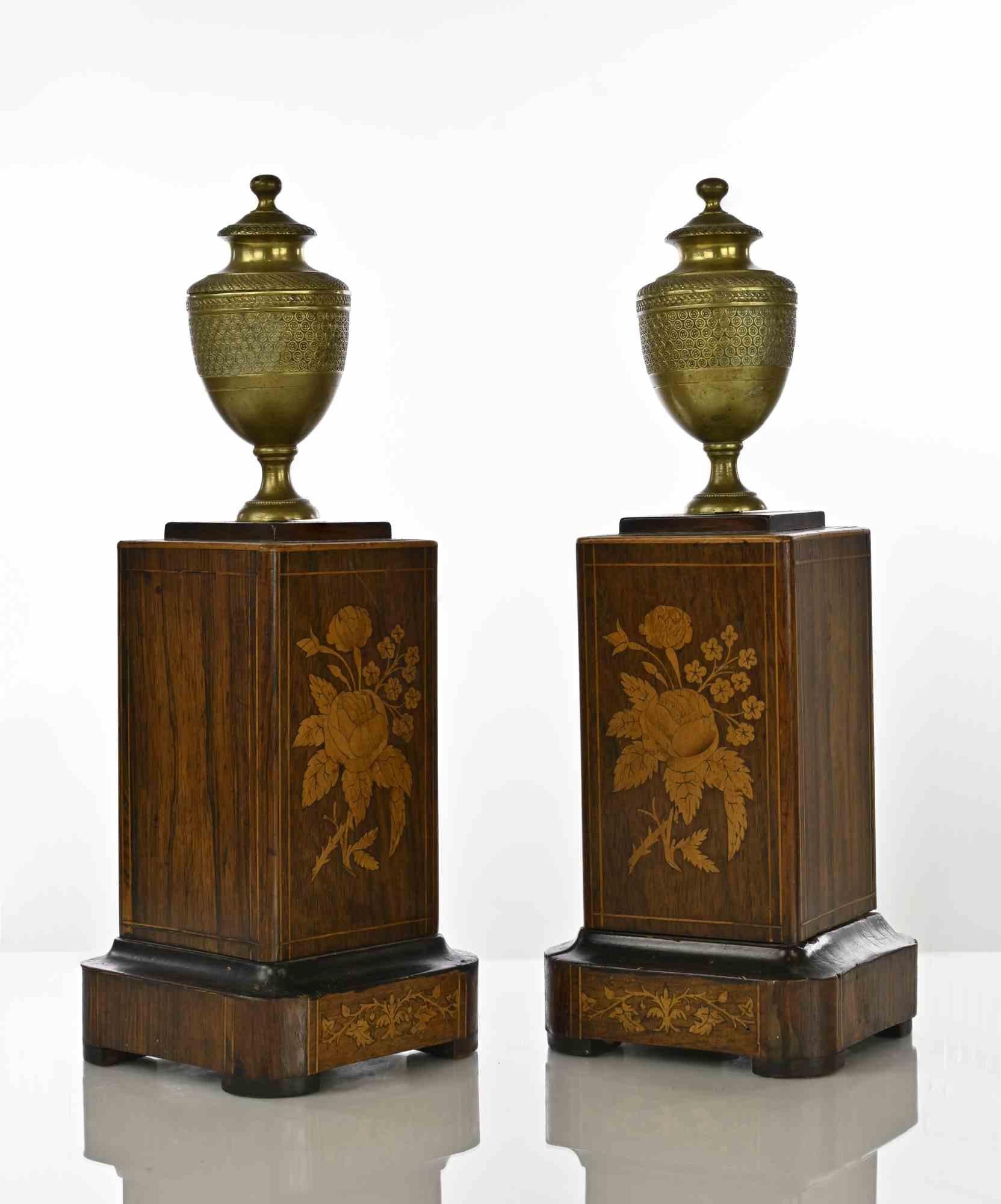 Coppia di vasi in bronzo Impero francese, metallo bronzato e legno intarsiato. XIX secolo.

Ottime condizioni.