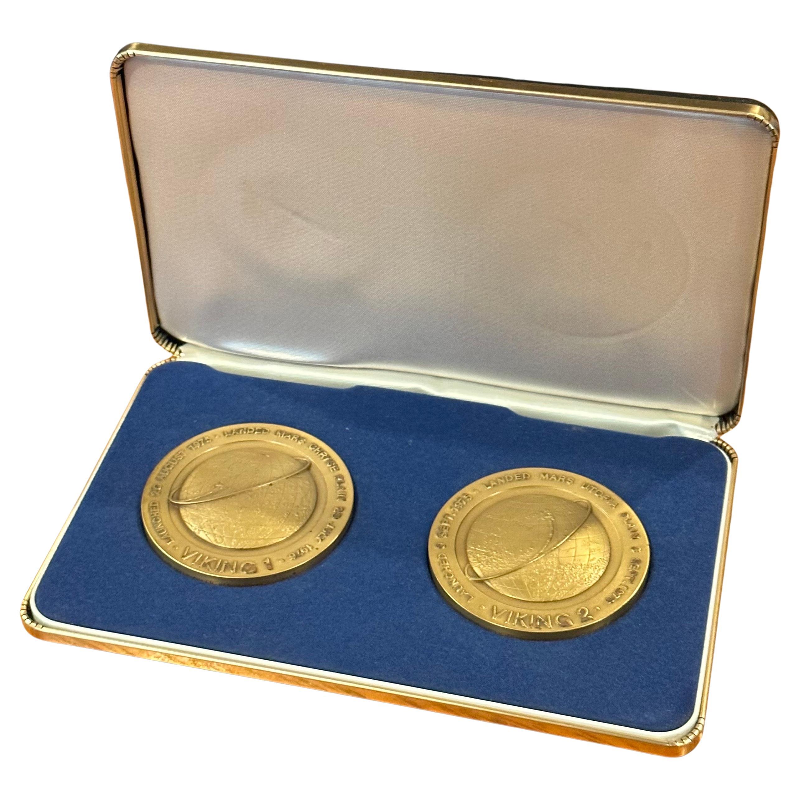 Pair of Bronze Viking 1 and 2 Mars Landing Commemorative Medallions For Sale 5